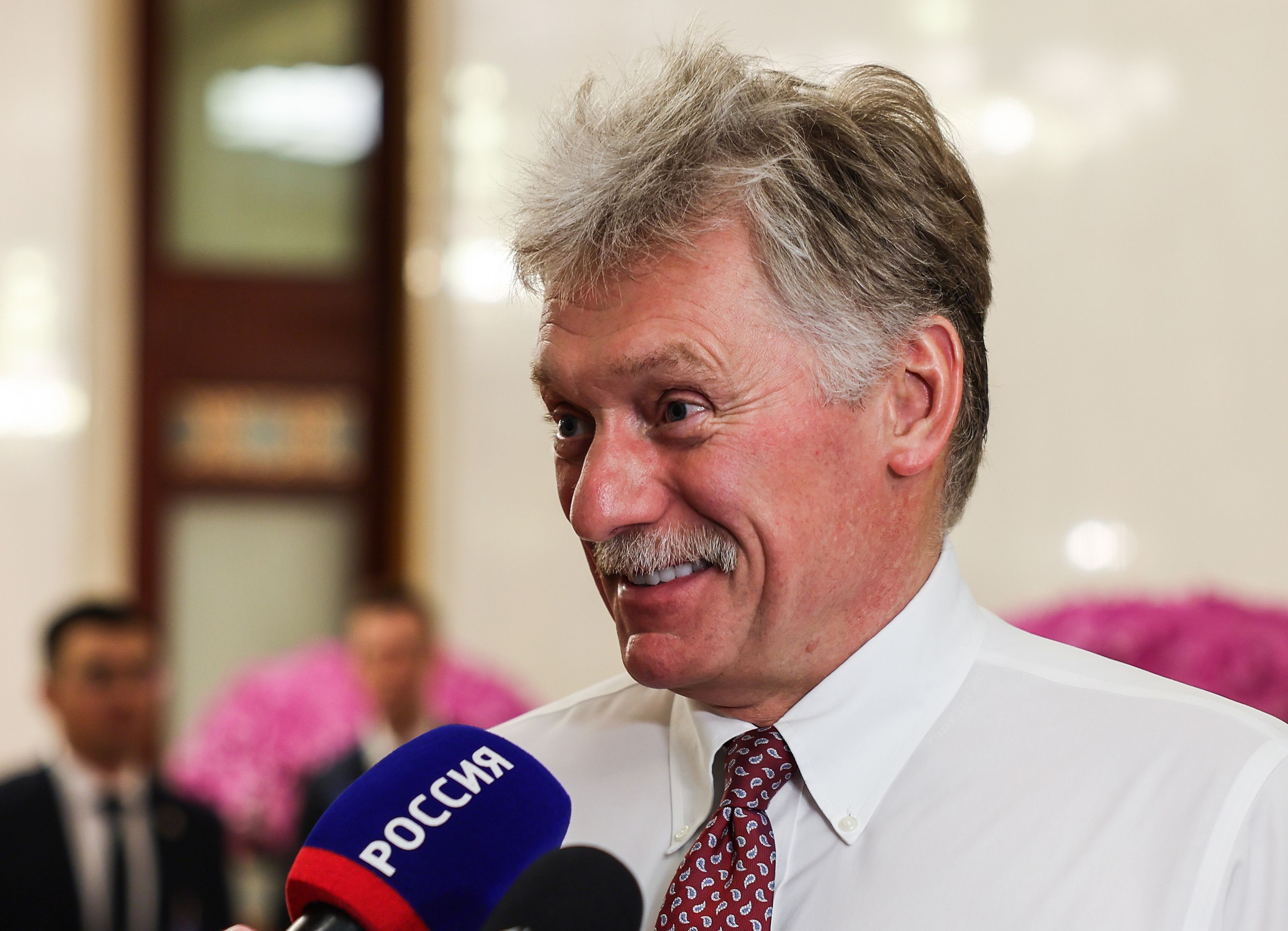 Kremlsprecher Dmitri Peskow spricht zu Journalisten in der Großen Halle des Volkes in Peking während des Besuchs des russischen Präsidenten in China.