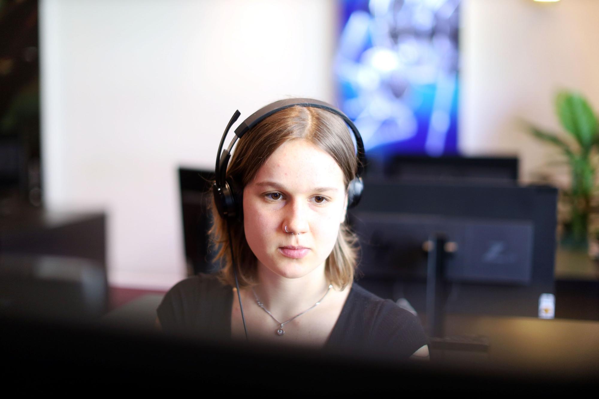 Studentin Julia Bartnik vor Ort in der Pixl Visn Media Arts Academy im Mediapark.