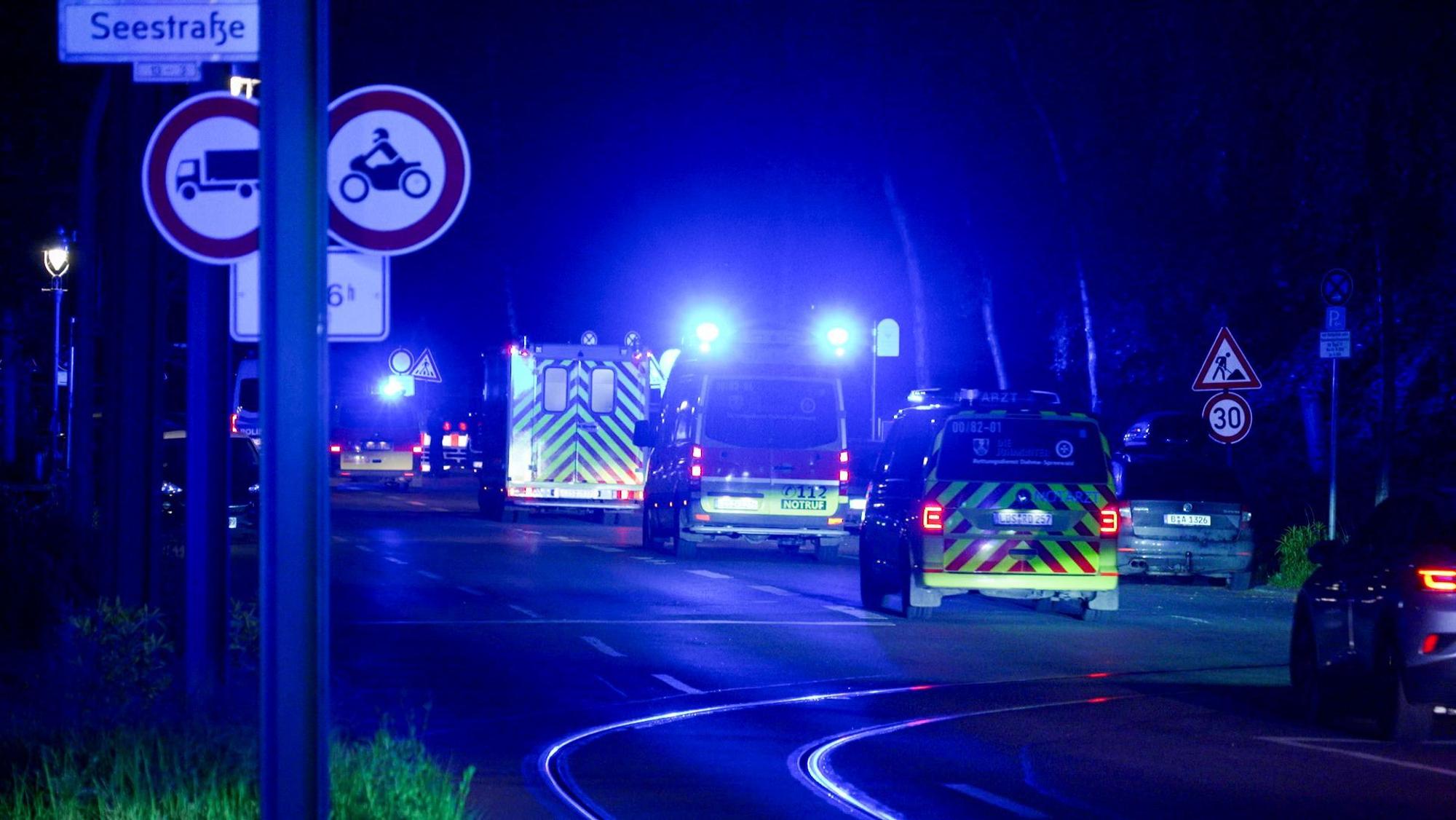 Berlin: Ein Konvoi aus Polizei und Feuerwehrautos mit einem US-amerikanischen Ebola-Patienten aus dem Kongo kommt am Mittwoch (20.Mai) am Charité Campus Virchow Klinikum an.