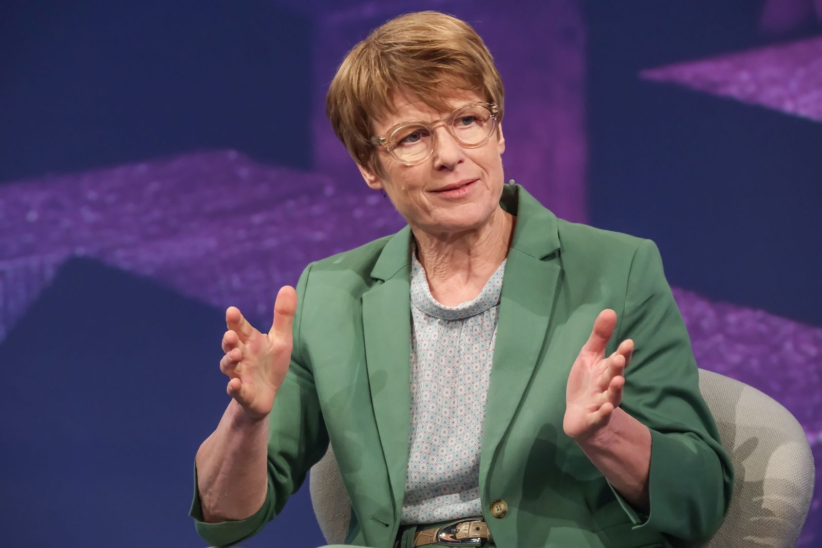 Veronika Grimm forderte in der ARD: „Es muss insgesamt das Arbeitsvolumen steigen.“ (Bild: WDR / Oliver Ziebe)