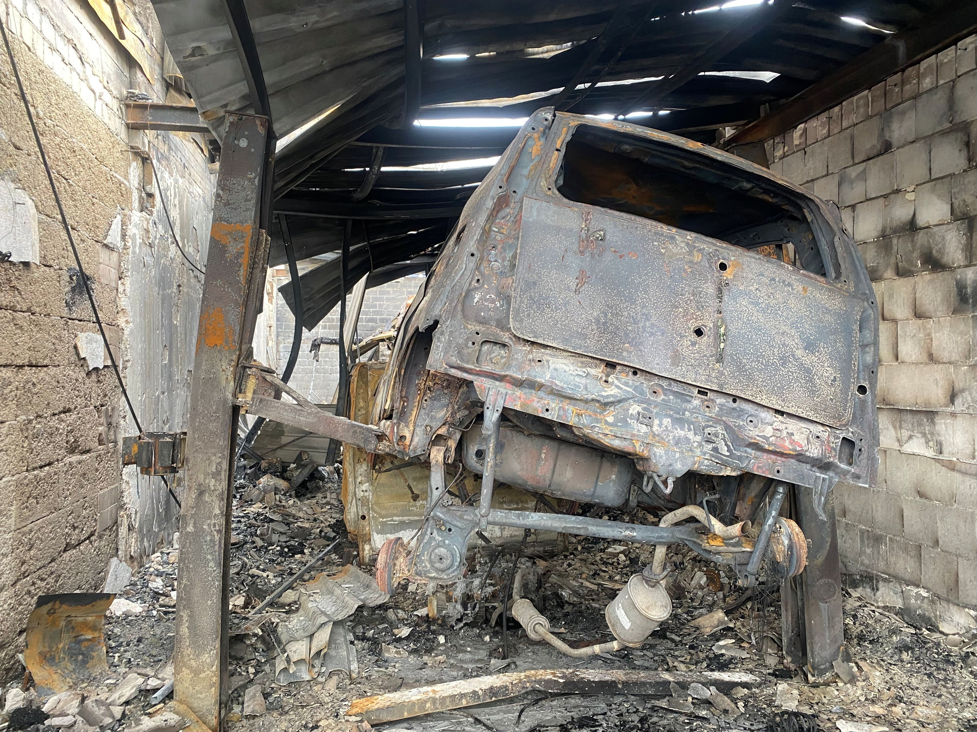 Bei Schweißarbeiten an diesem Kleinwagen entstand das Feuer.