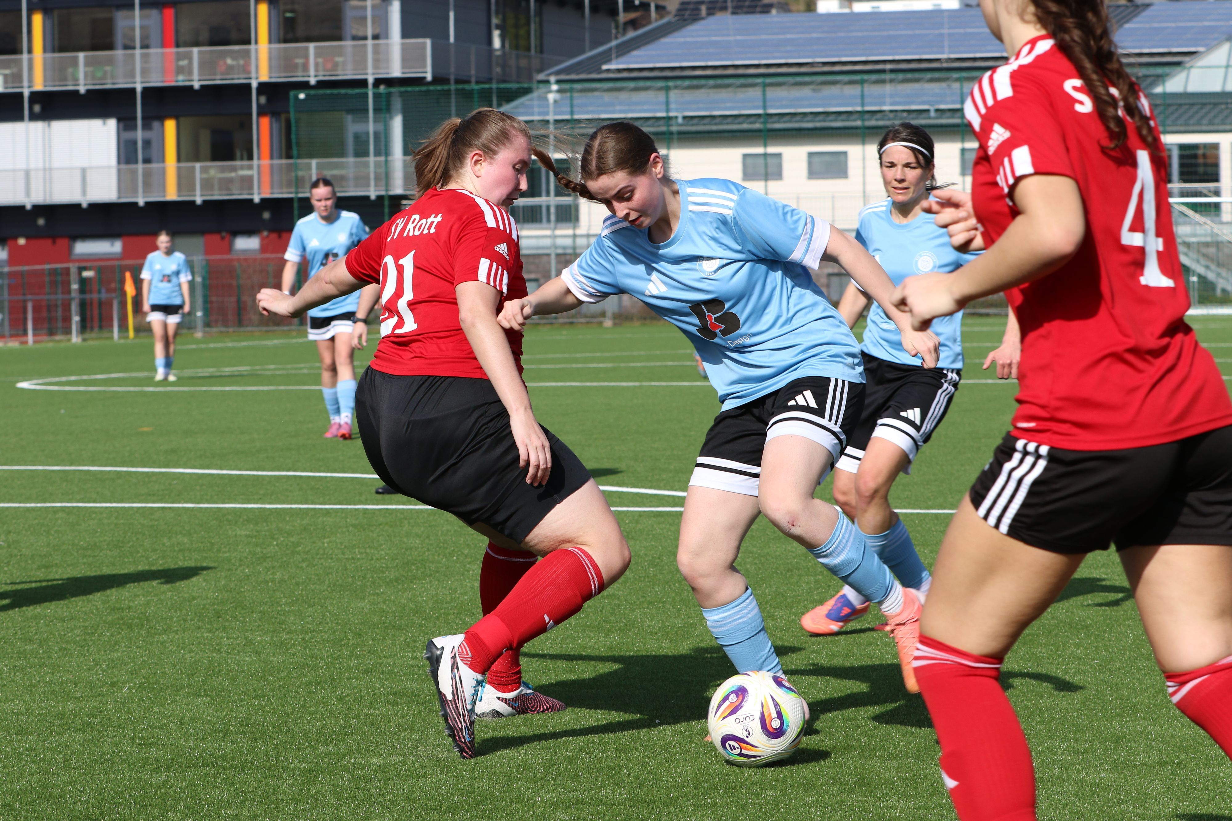 Hanna Frauenkron dribbelt sich im Spiel gegen Burtscheid fest.