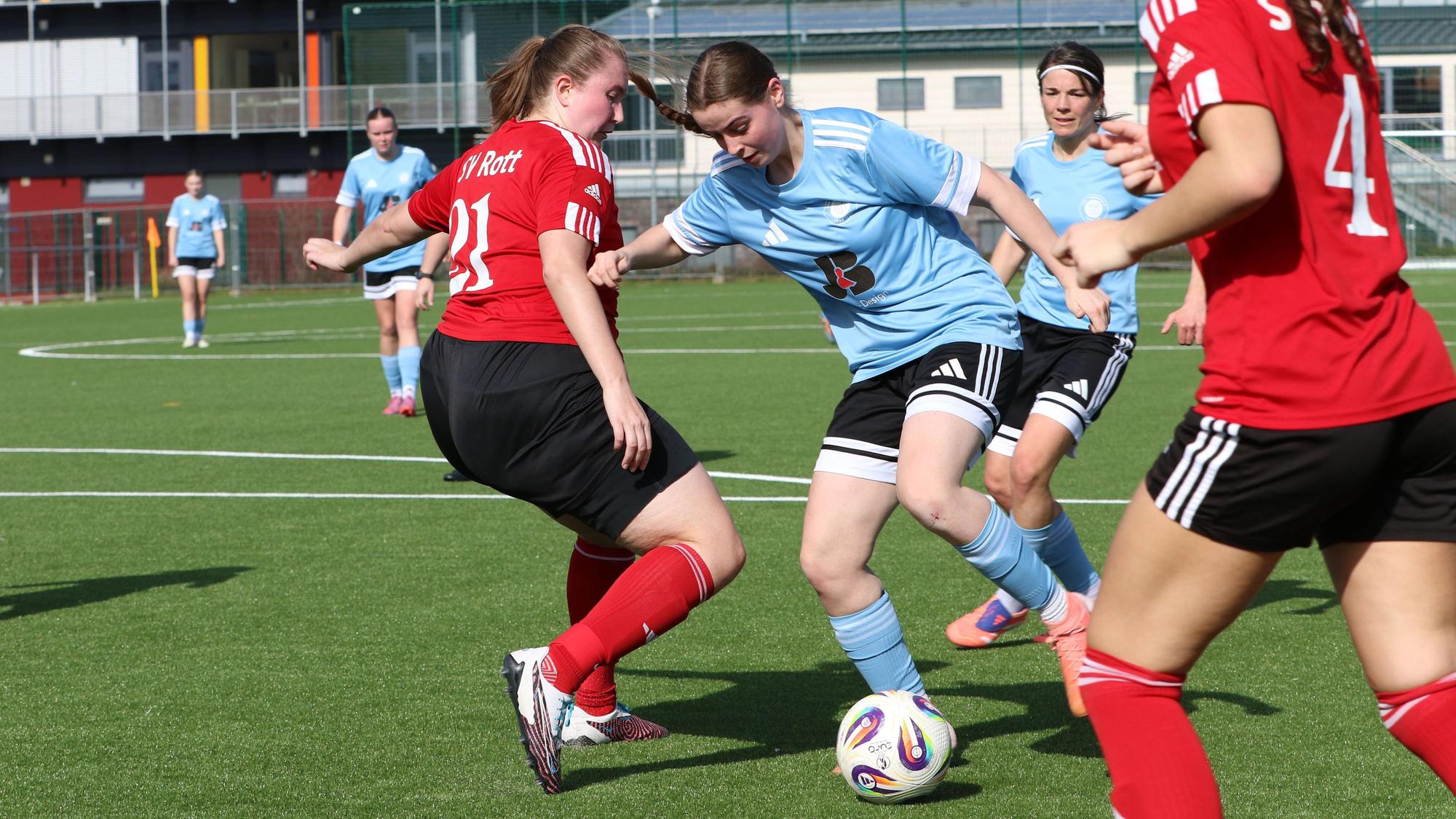 Hanna Frauenkron dribbelt sich im Spiel gegen Burtscheid fest.