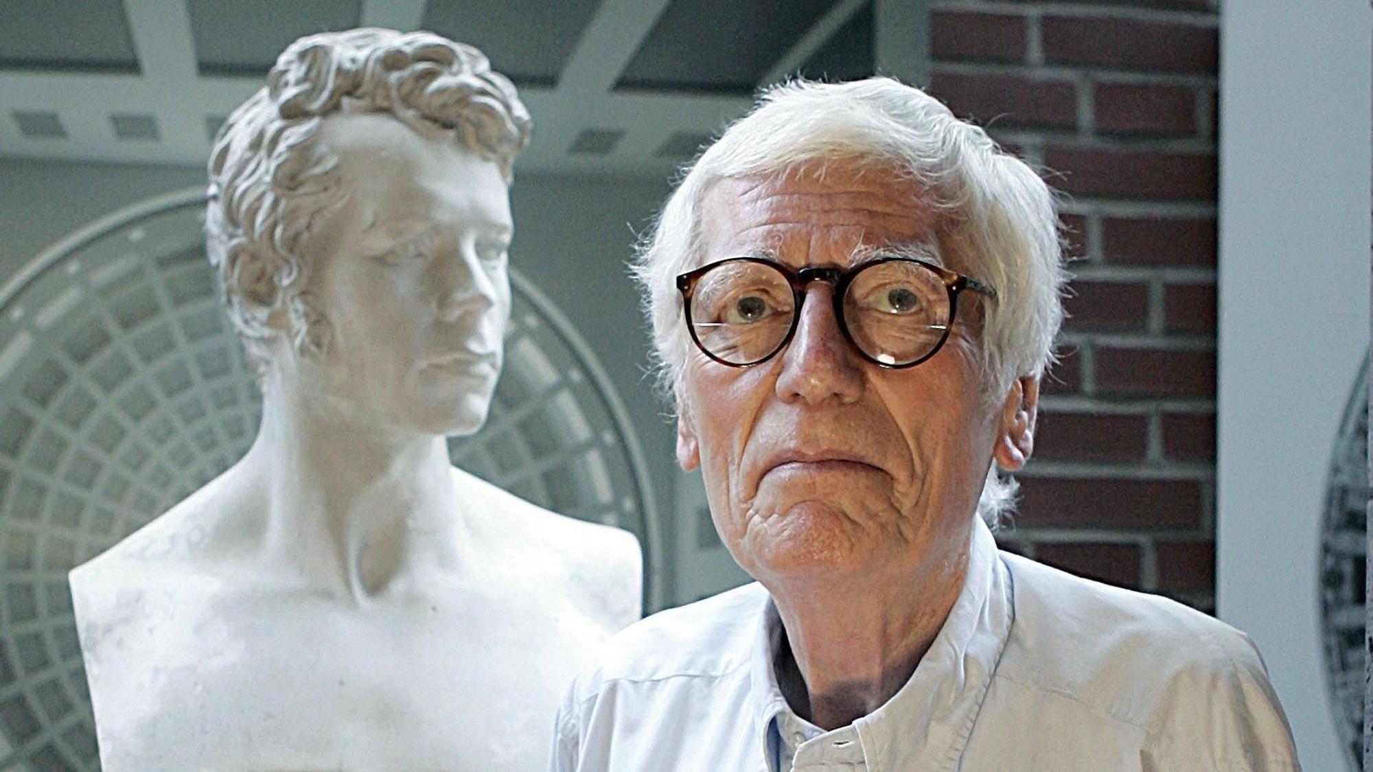 Oswald Mathias Ungers, deutscher Stararchitekt, aufgenommen in seiner Bibliothek in Köln vor einer Büste des Architekten Karl Friedrich Schinkel (Archivbild vom 04.07.2006).