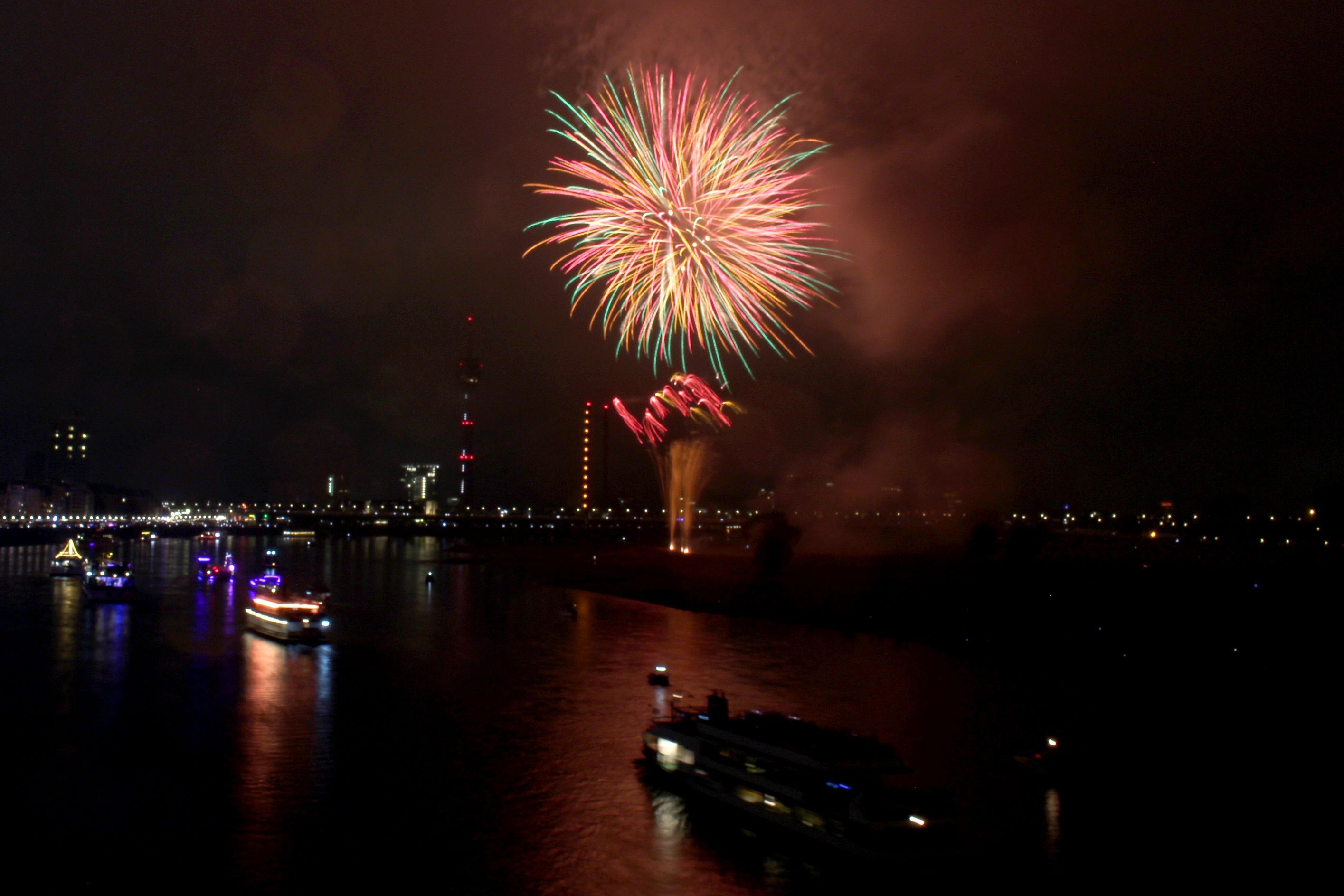 Japanisches Feuerwerk erhellt den Nachthimmel über dem Rhein beim 22. Japan-Tag in 2025.