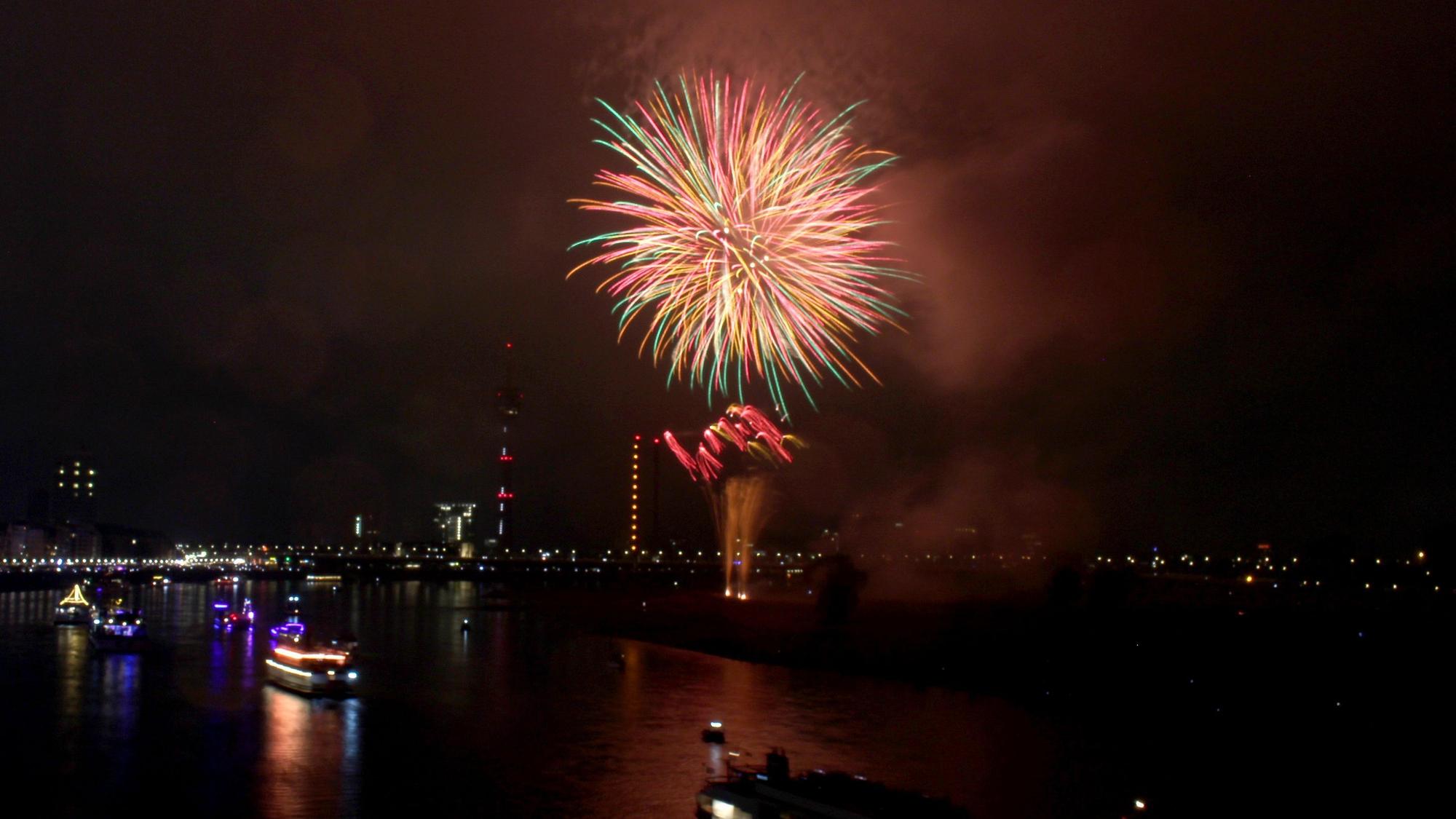 Japanisches Feuerwerk erhellt den Nachthimmel über dem Rhein beim 22. Japan-Tag in 2025.