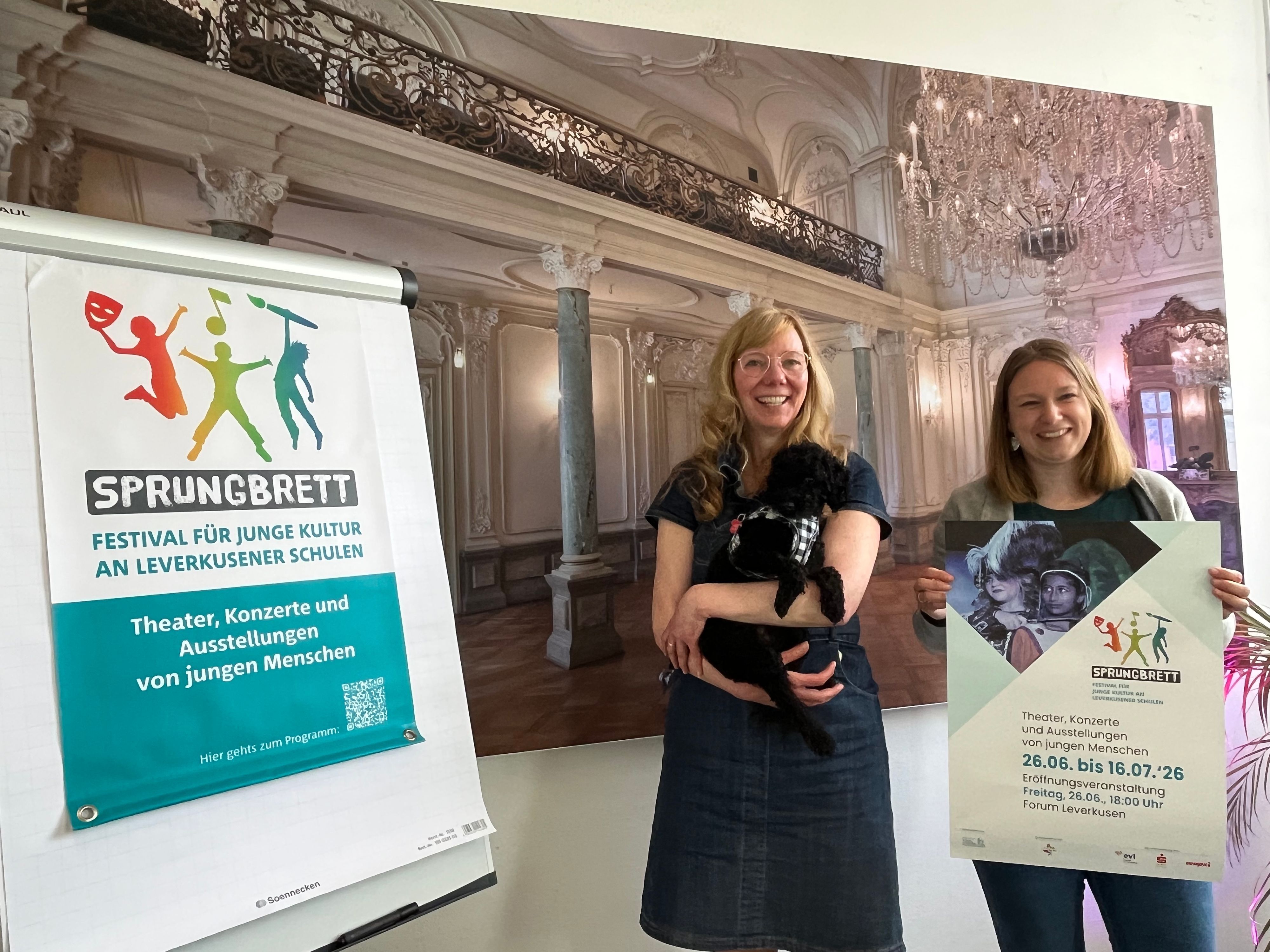 Anke Holgersson mit „Kulturhund“ Molly und Katharina Baarhs freuen sich auf das zweite Sprungbrett-Festival.