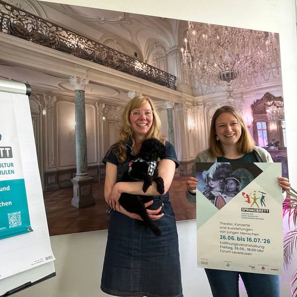 Anke Holgersson mit „Kulturhund“ Molly und Katharina Baarhs freuen sich auf das zweite Sprungbrett-Festival.