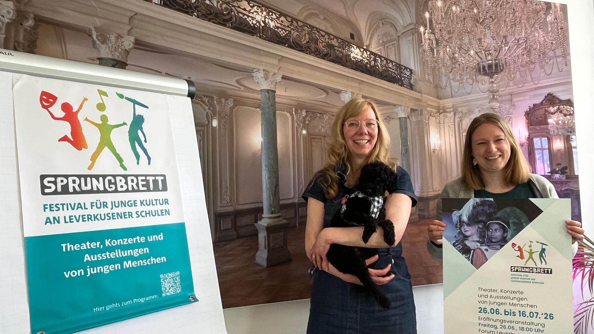 Anke Holgersson mit „Kulturhund“ Molly und Katharina Baarhs freuen sich auf das zweite Sprungbrett-Festival.