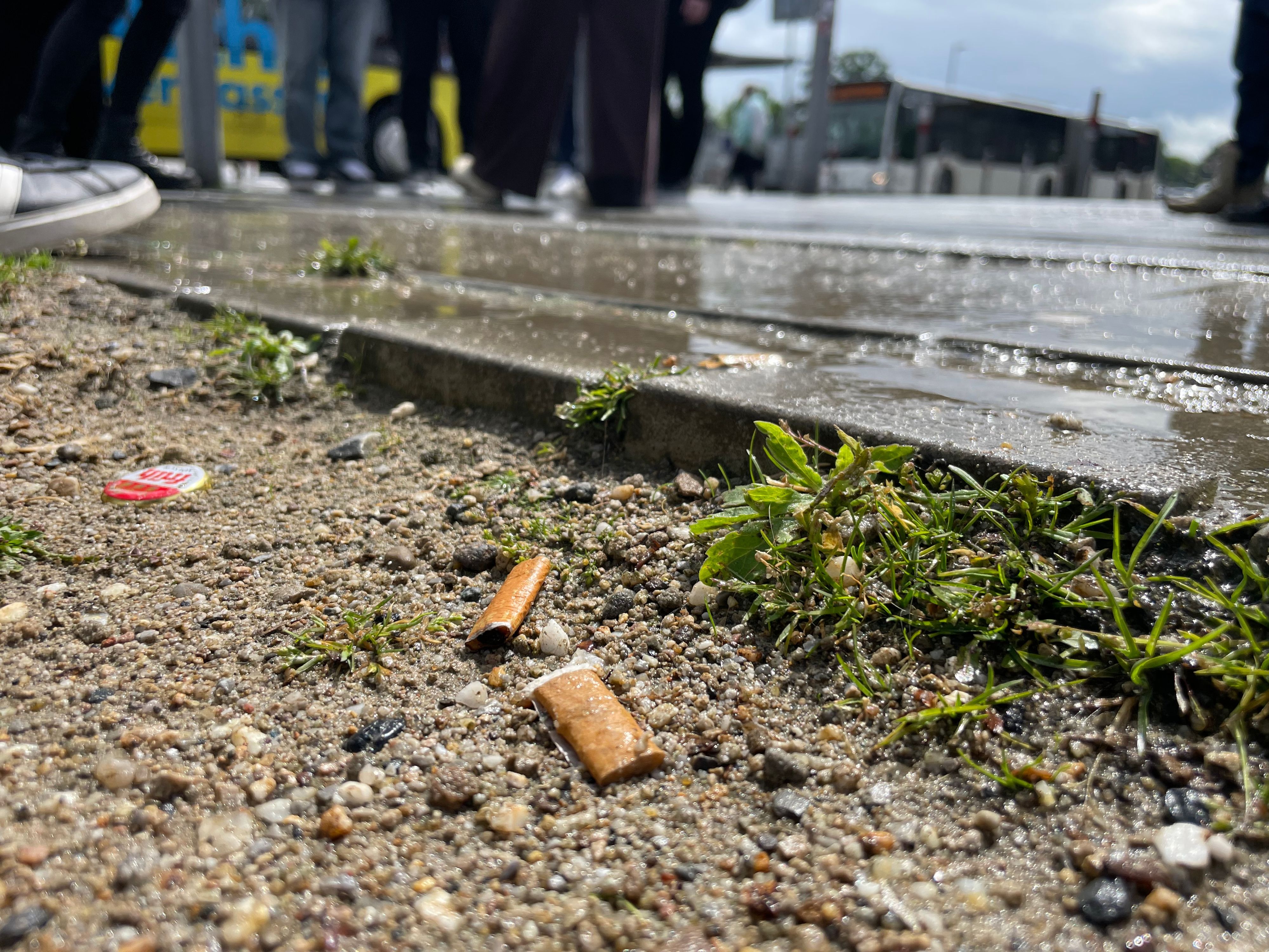 Für das Wegwerfen von Kippen wird in Leverkusen ein Bußgeld von 100 Euro fällig.