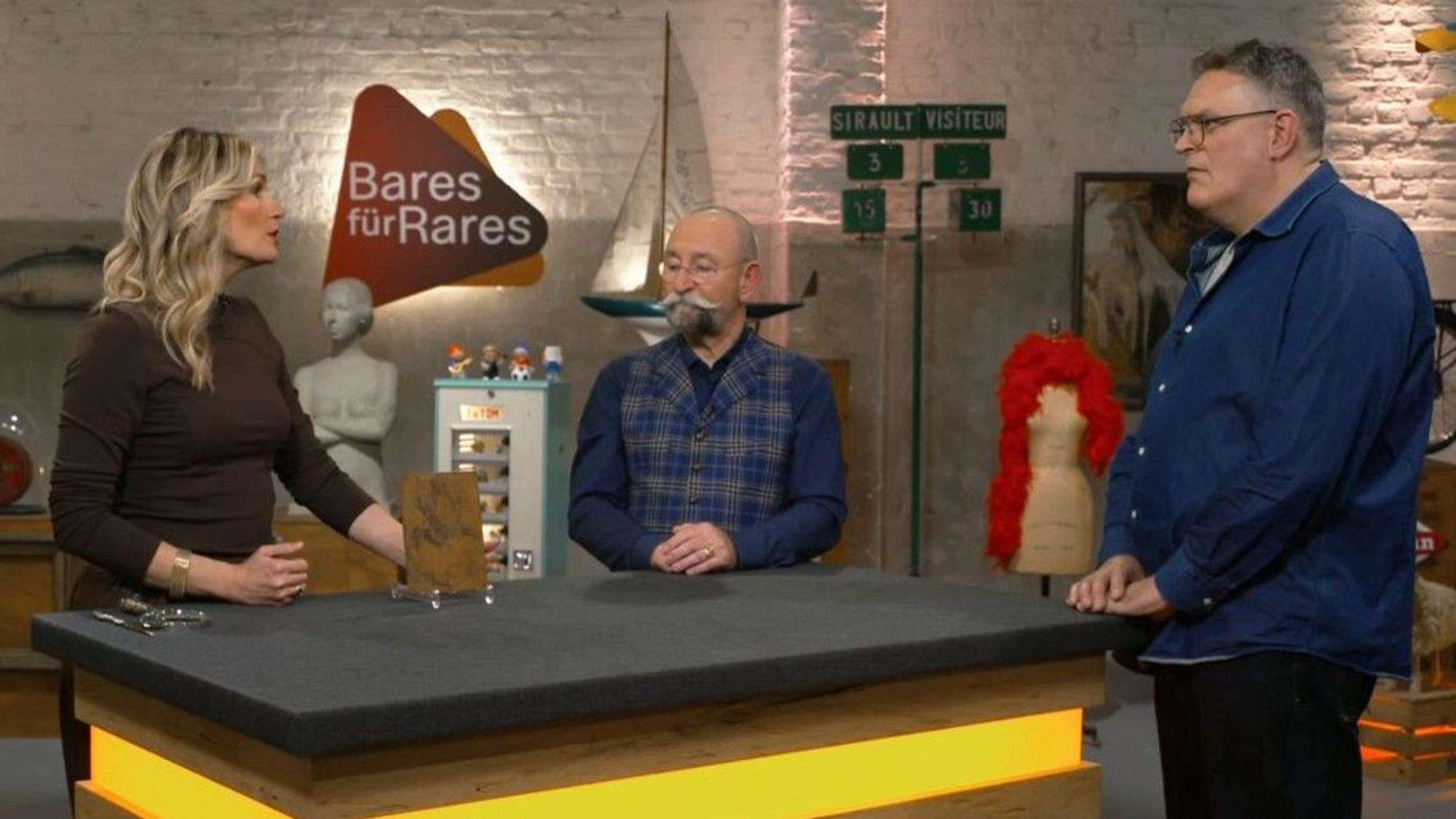 Der Kölner Tim Bliesener (v.r.) mit ZDF-Moderator Horst Lichter und Expertin Bianca Berding bei „Bares für Rares“.