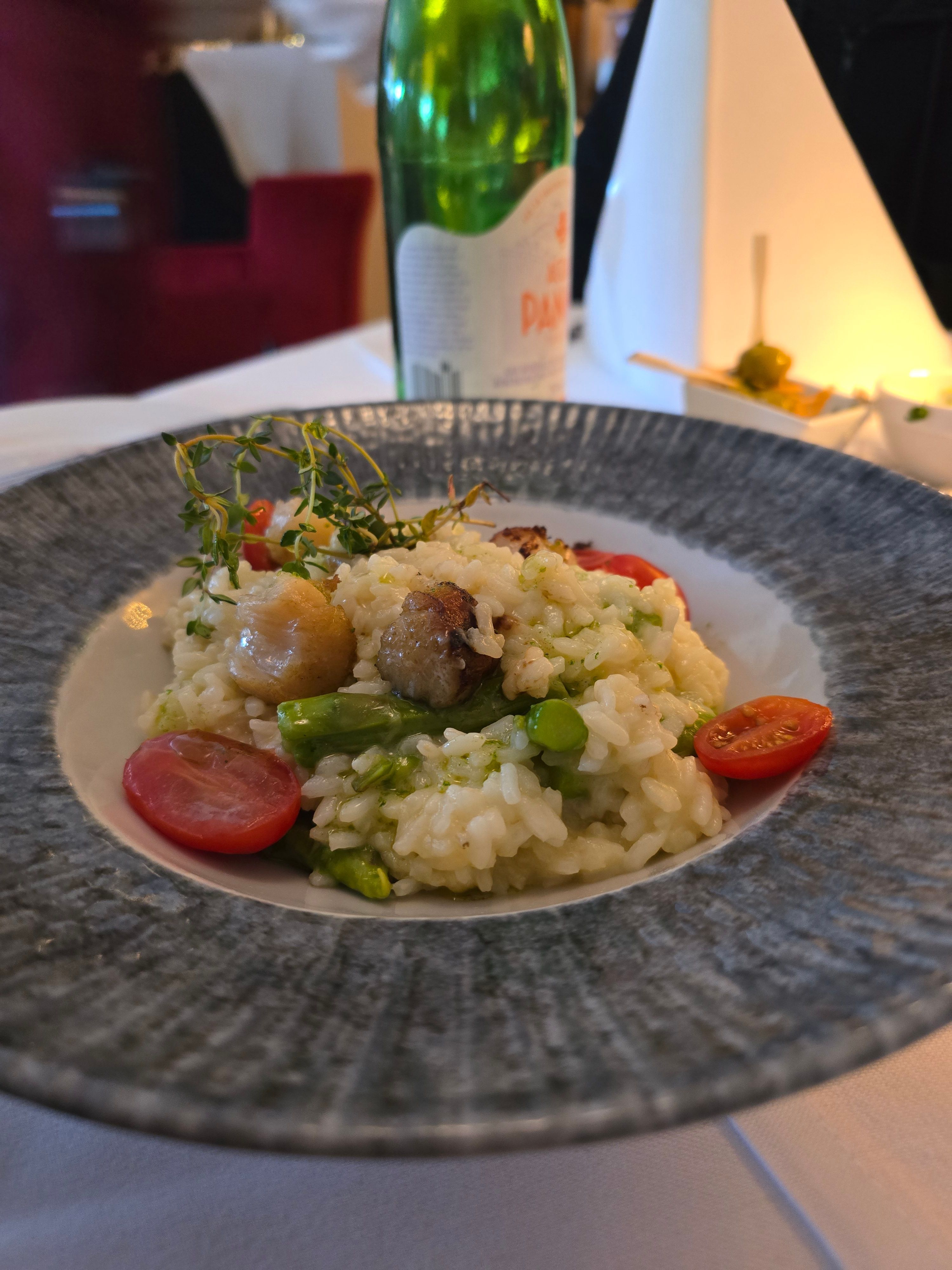 Risotto mit Tomaten und anderen Zutaten auf einem Teller