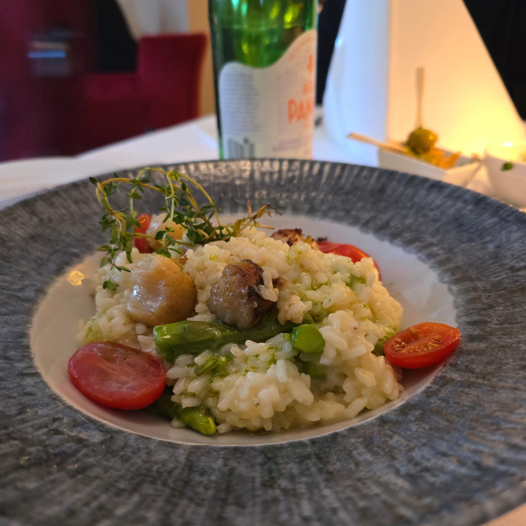 Risotto mit Tomaten und anderen Zutaten auf einem Teller