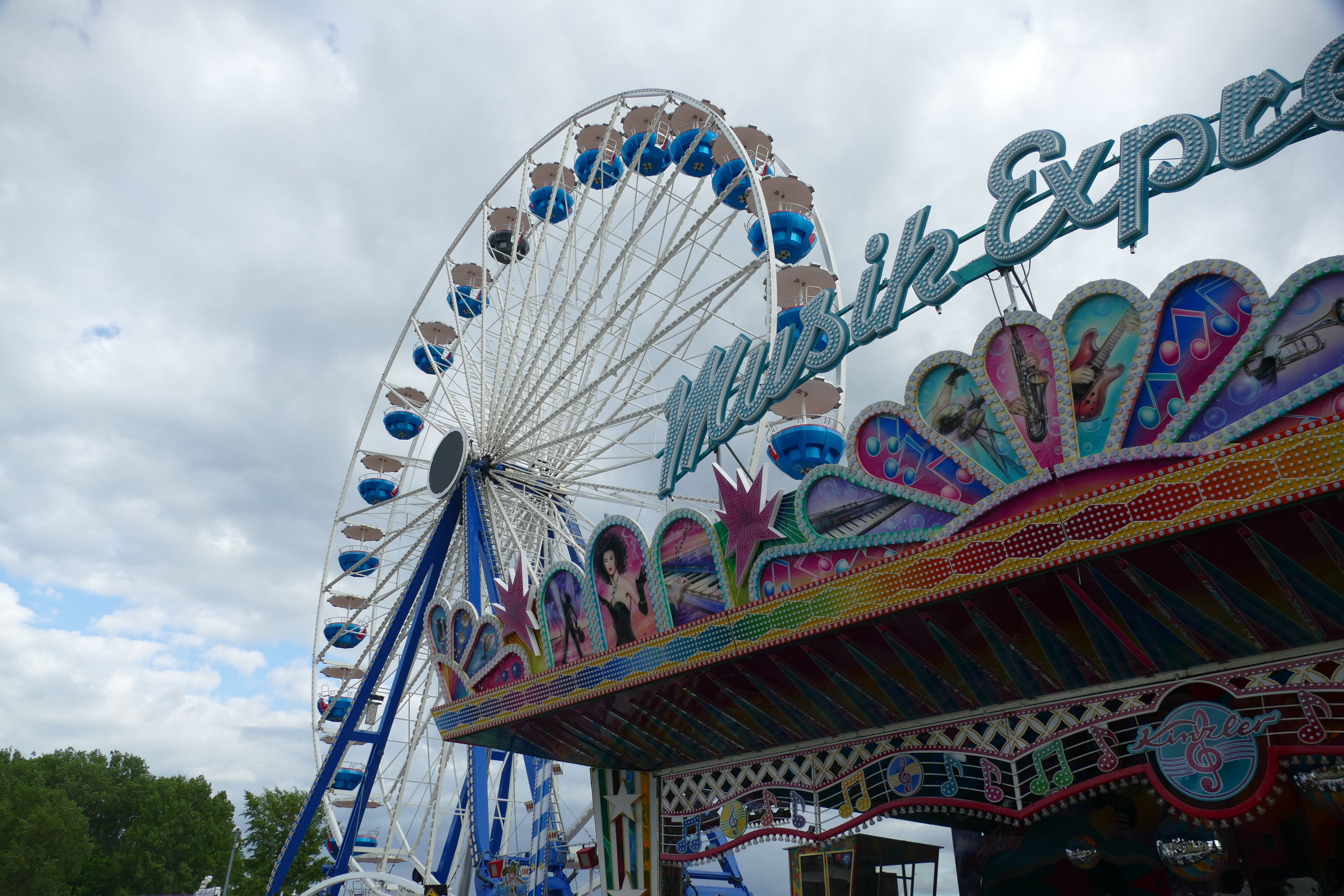 Das Riesenrad und der Musikexpress stehen schon.