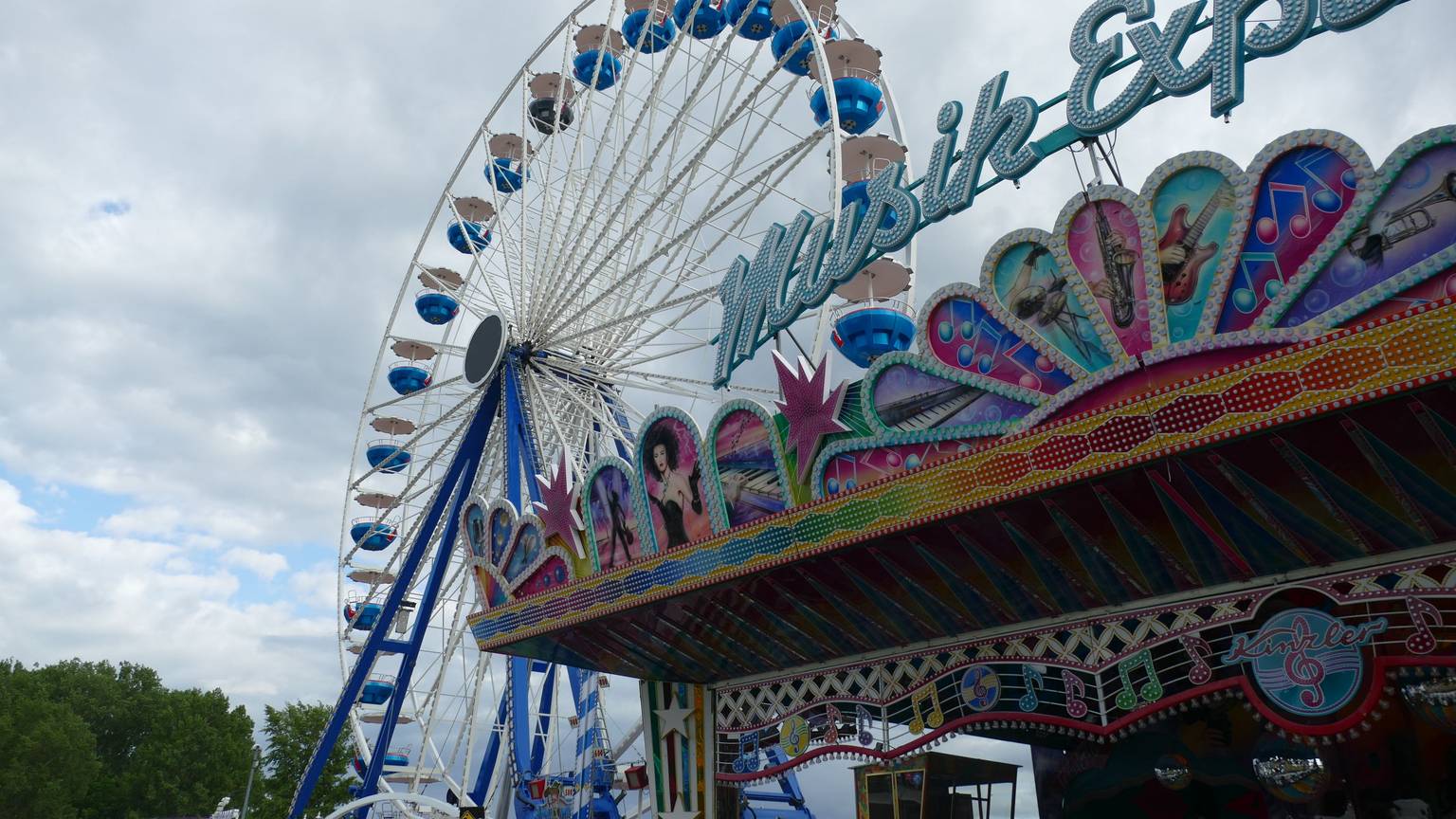 Das Riesenrad und der Musikexpress stehen schon.