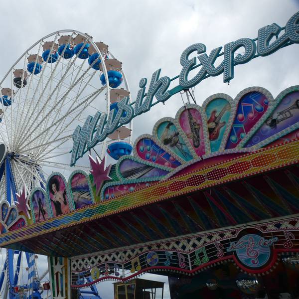 Das Riesenrad und der Musikexpress stehen schon.