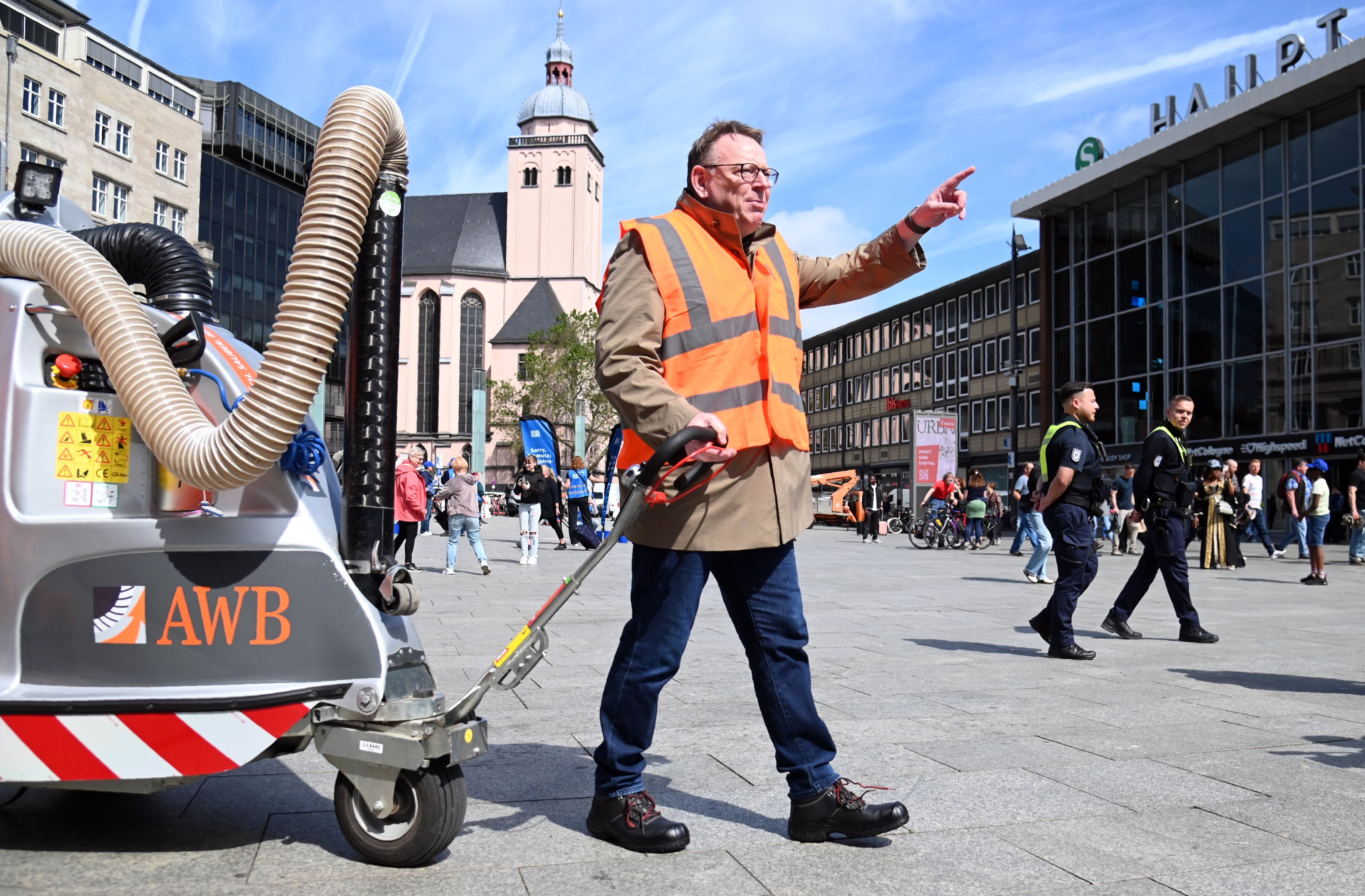 Da geht's lang: Oberbügermeister Torsten Burmester auf dem Weg zu einem sauberen Köln.