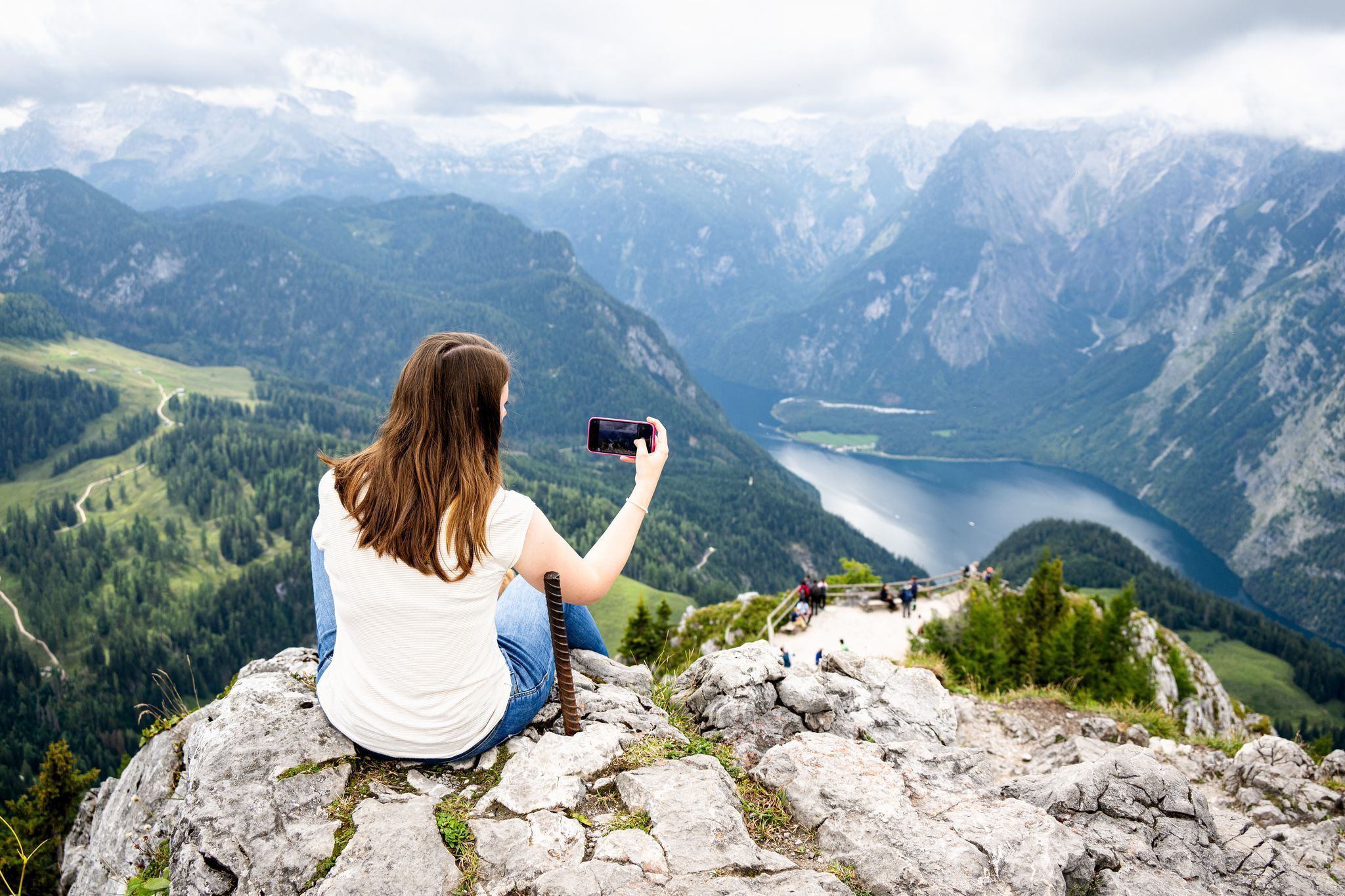 Frau fotografiert vom Gipfel des Jenner den Königssee