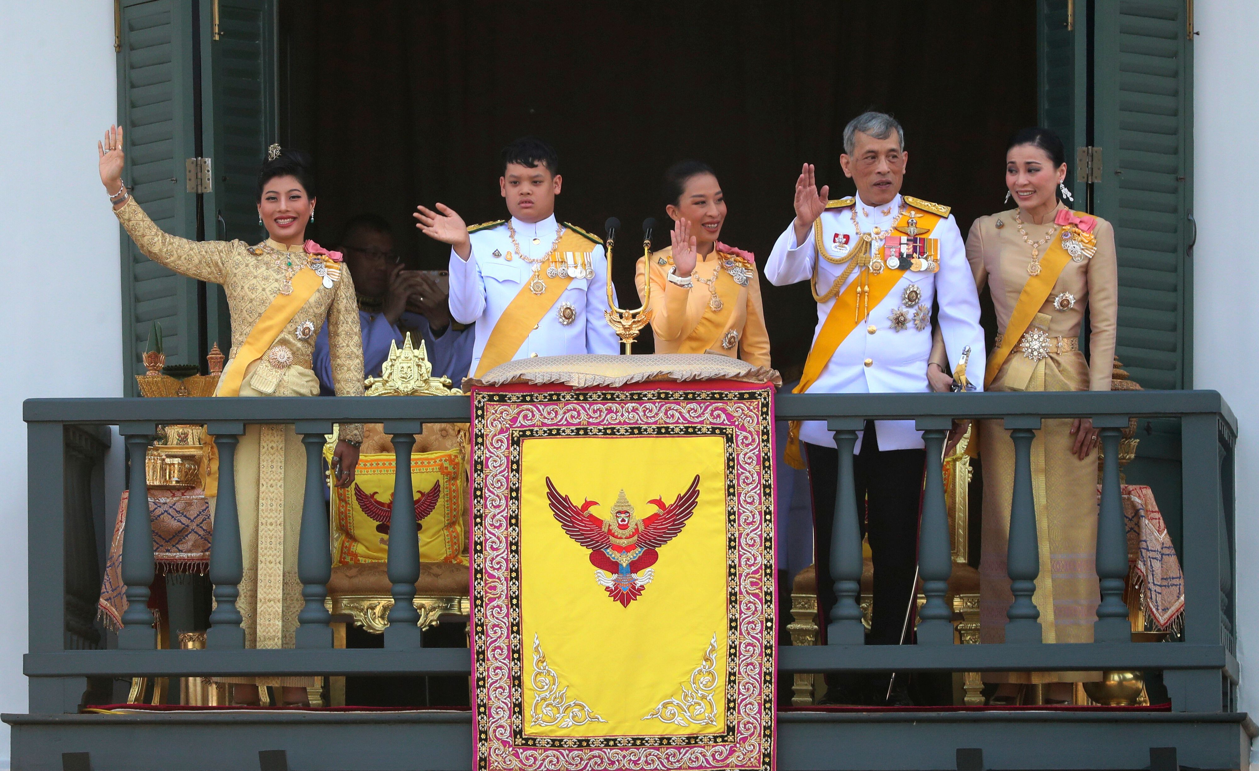 Die Mitglieder der Königsfamilie von Thailand, Prinzessin Sirivannavari Nariratana (l-r), Prinz Dipangkorn Rasmijoti, Prinzessin Bajrakitiyabha, König Maha Vajiralongkorn und Königin Suthida, winken von einem Balkon des Großen Palastes aus.