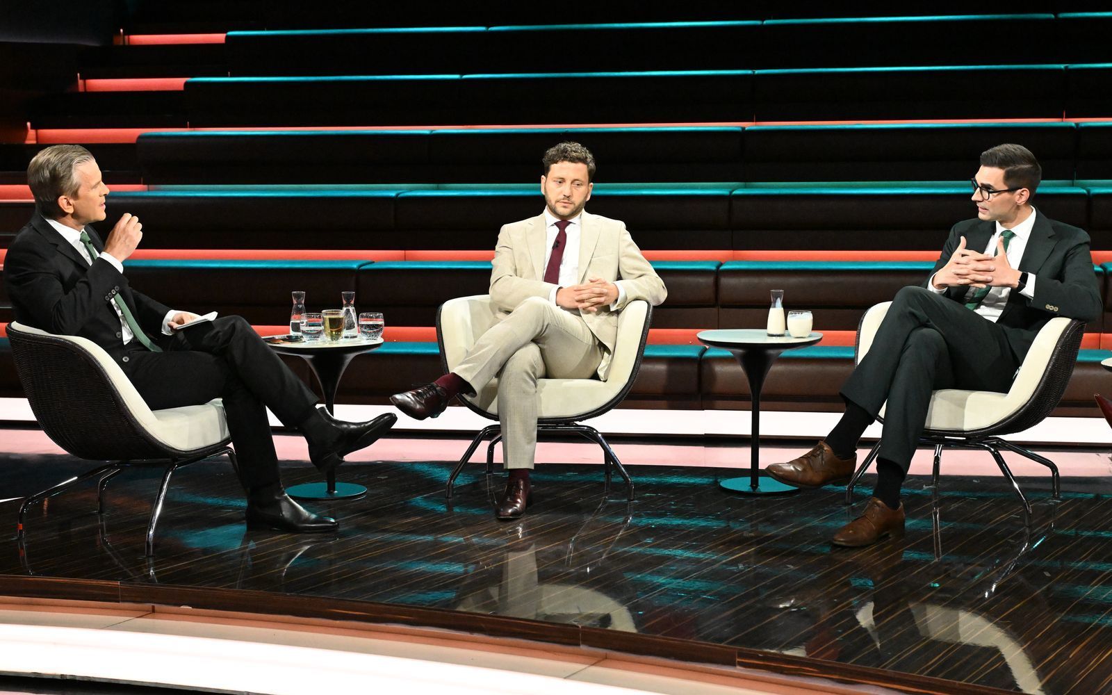 Bei „Markus Lanz“ waren sich Felix Banaszak (M.) und Sepp Müller uneinig, als es um das neue Heizungsgesetz sowie die bisherige Leistung der Bundesregierung ging. (Bild: ZDF / Cornelia Lehmann)