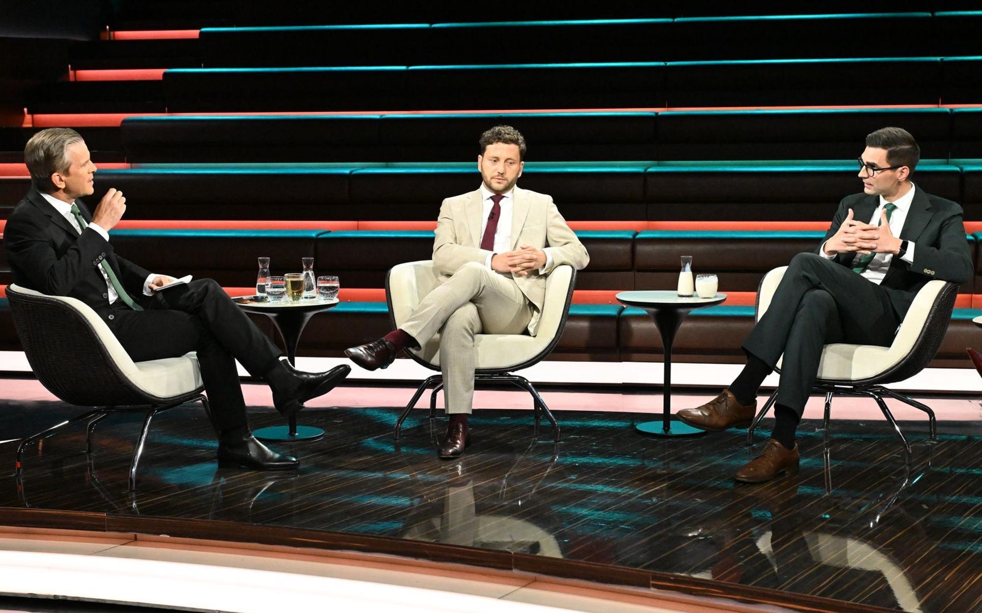 Bei „Markus Lanz“ waren sich Felix Banaszak (M.) und Sepp Müller uneinig, als es um das neue Heizungsgesetz sowie die bisherige Leistung der Bundesregierung ging. (Bild: ZDF / Cornelia Lehmann)