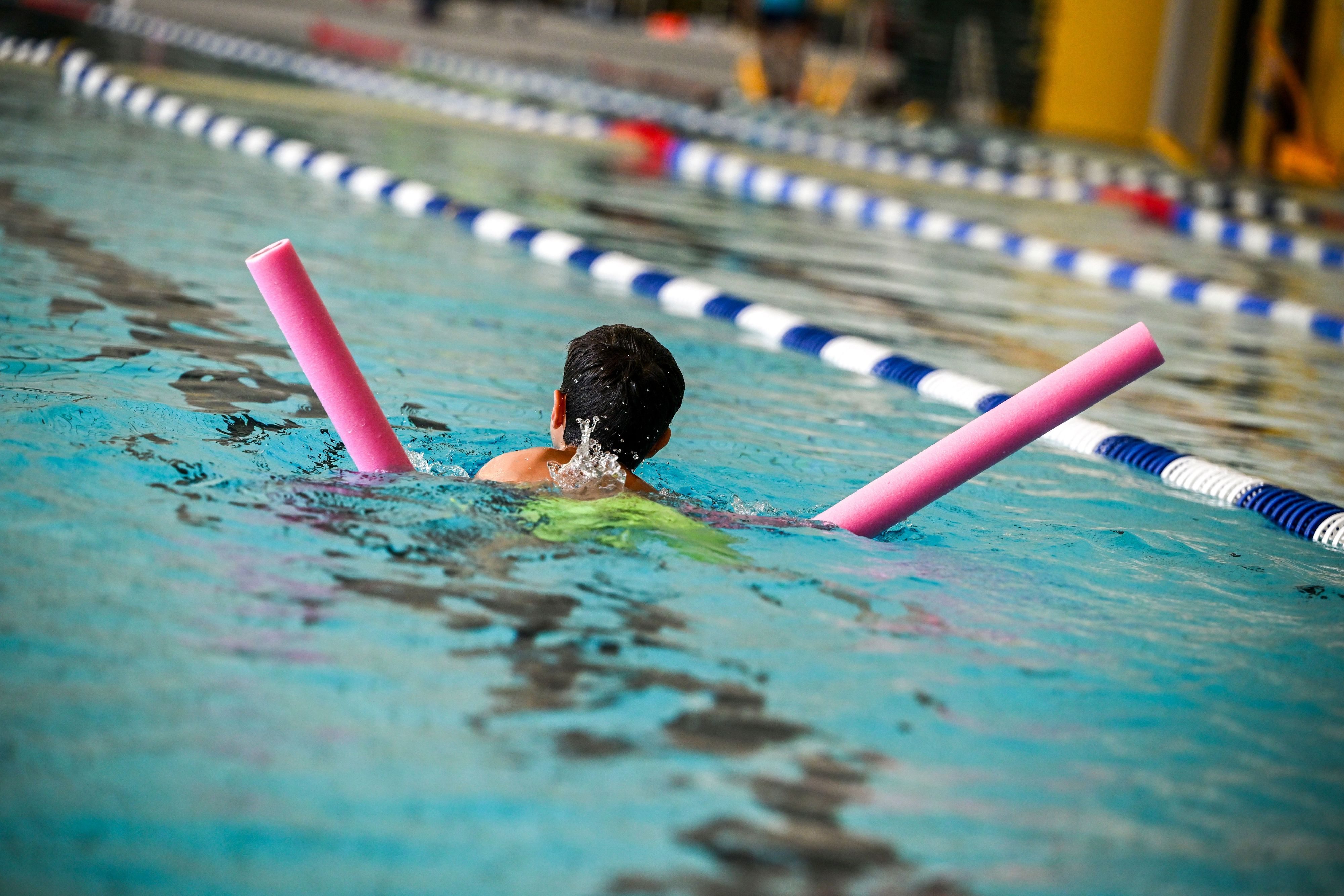 Ein Schüler nimmt an einem Schwimm-Intensivkurs teil. (Symbolbild)