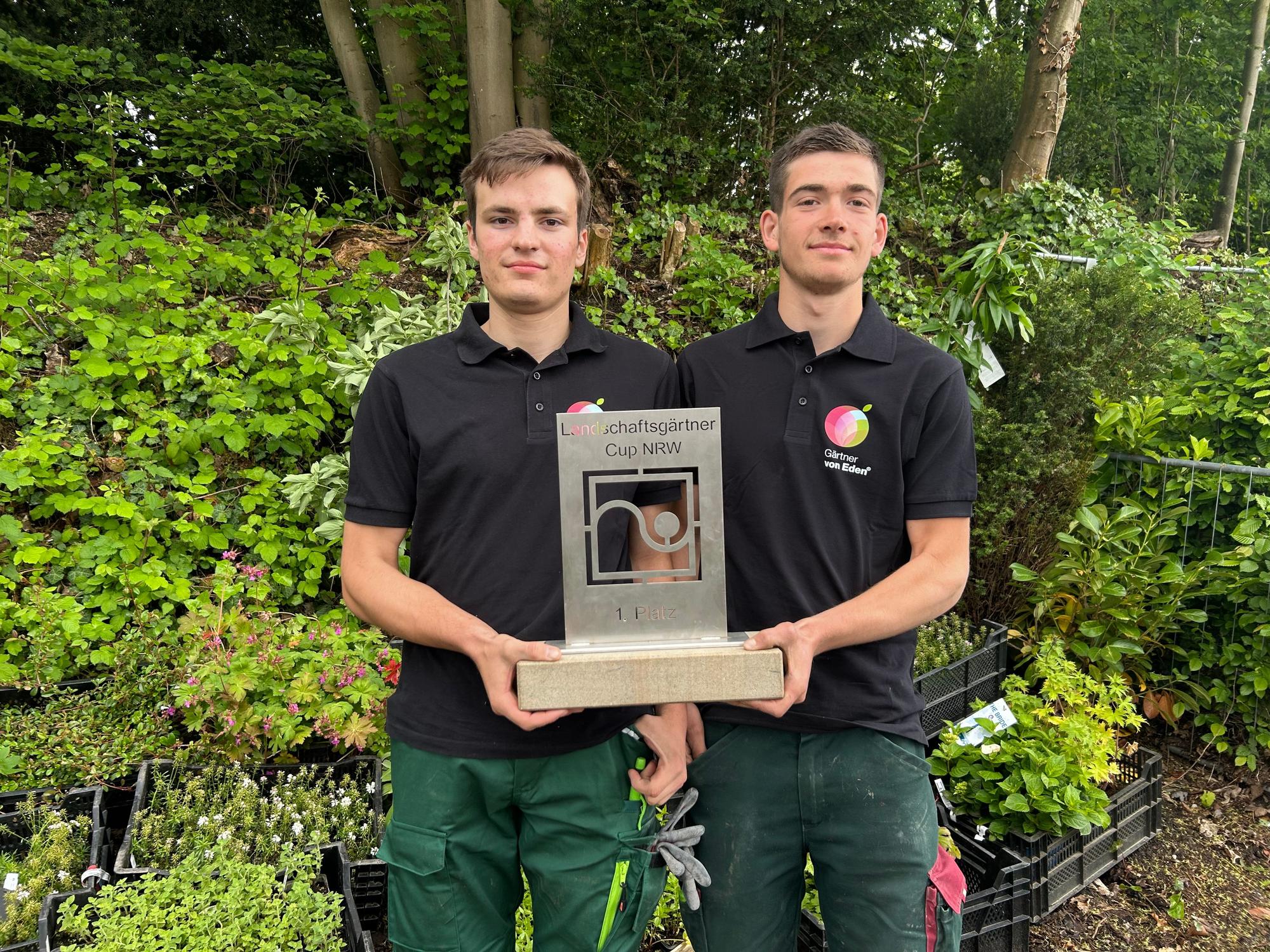 Marvin Mühlhoff und Leon Keller mit dem Siegerpokal