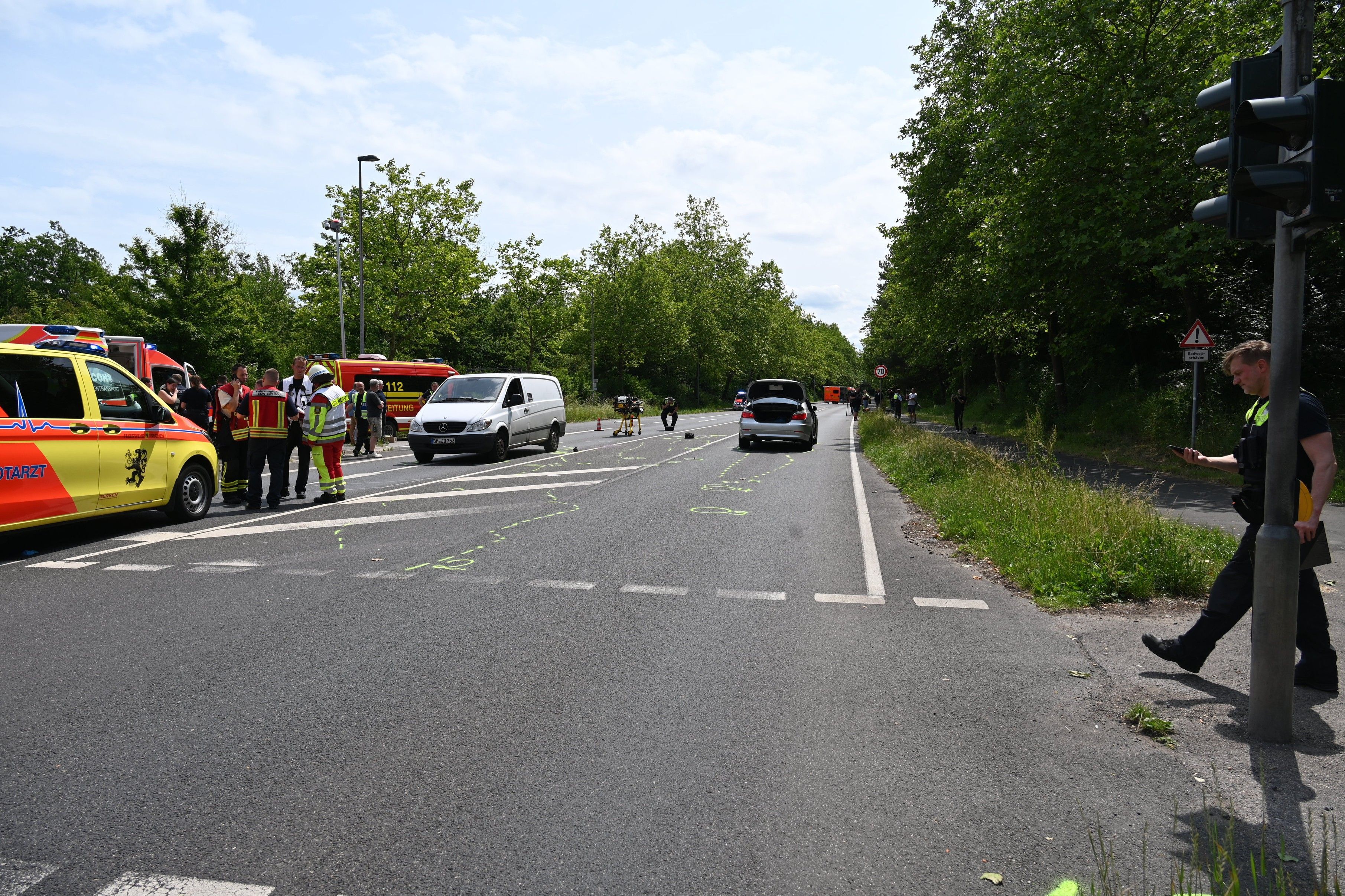 In Hürth war der 20-Jährige mit seinem BMW an der Ampel in eine Gruppe Kinder gefahren. Auch zwei Rettungshubschrauber waren im Einsatz.