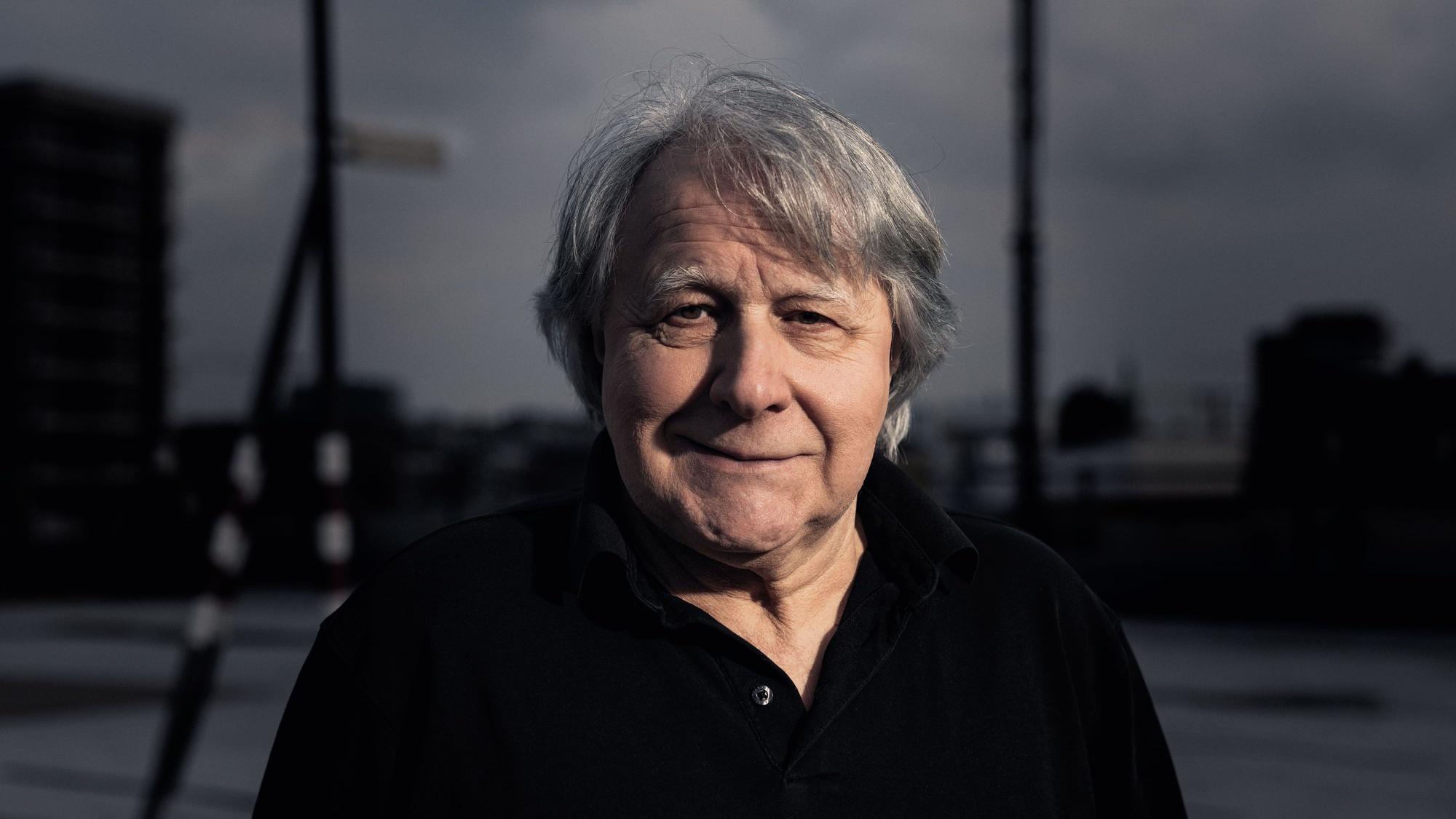 Das Bild zeigt Peter Urban. Er trägt ein schwarzes T-Shirt.