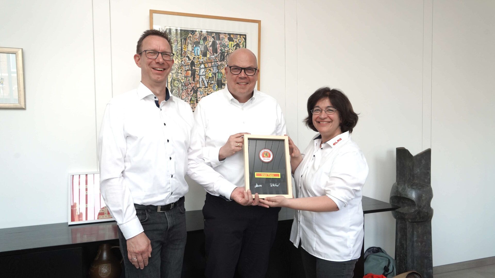 Die Vorsitzende Arezou Heuser und ihr Stellvertreter André Füchsel (l.) nahmen Bürgermeister Uwe Tietz vor einigen Wochen als Schirmherrn in die Ortsgruppe Frechen der DLRG auf.
