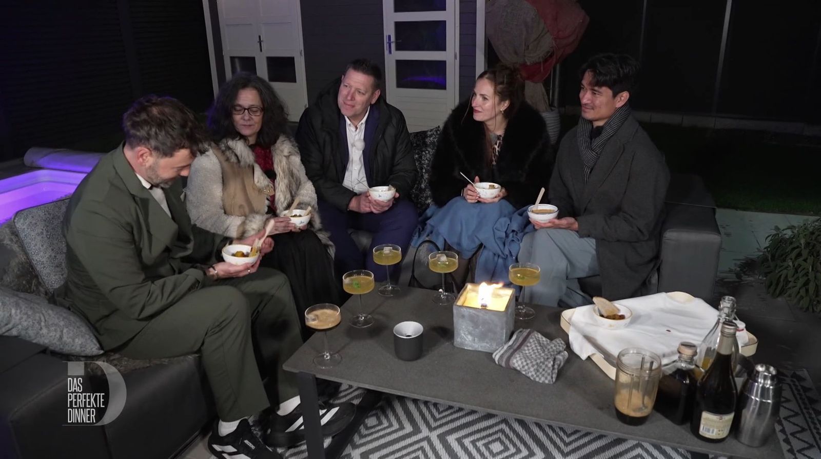Von Mathias (links) bekommen Angela, Schorsch, Lui und Ragil (von links) zum Aperitif eine Currywurst serviert.
 (Bild: RTL)