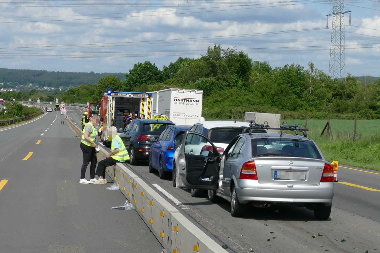 Mehrere Menschen wurden bei dem Unfall leicht verletzt, Feuerwehr und Rettungsdienst waren vor Ort.
