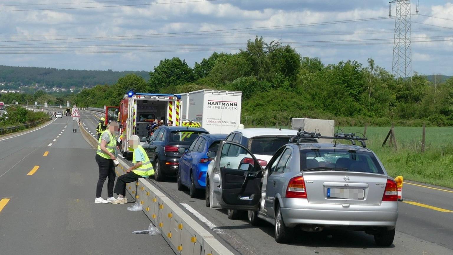 Mehrere Menschen wurden bei dem Unfall leicht verletzt, Feuerwehr und Rettungsdienst waren vor Ort.