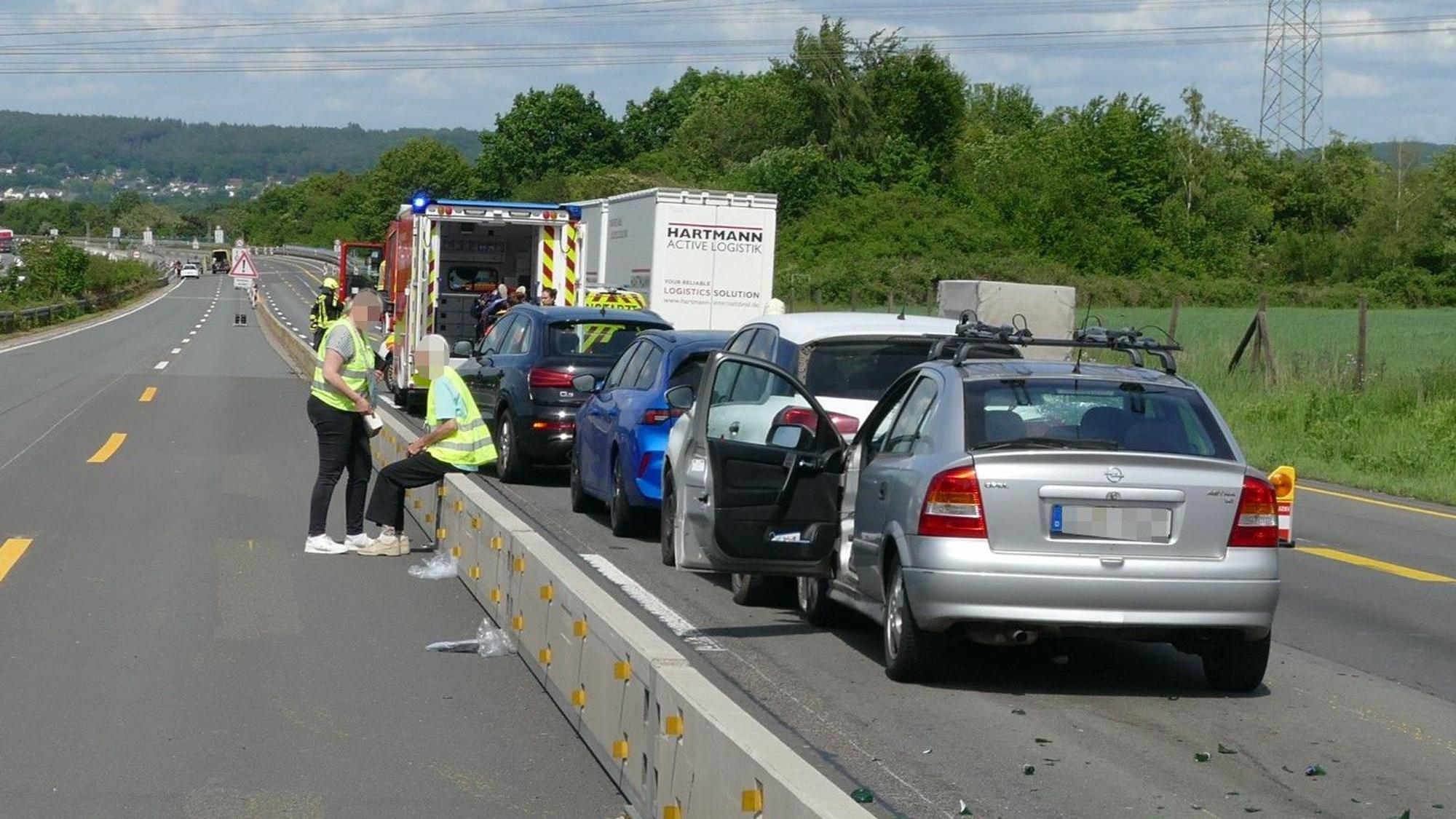 Mehrere Menschen wurden bei dem Unfall leicht verletzt, Feuerwehr und Rettungsdienst waren vor Ort.