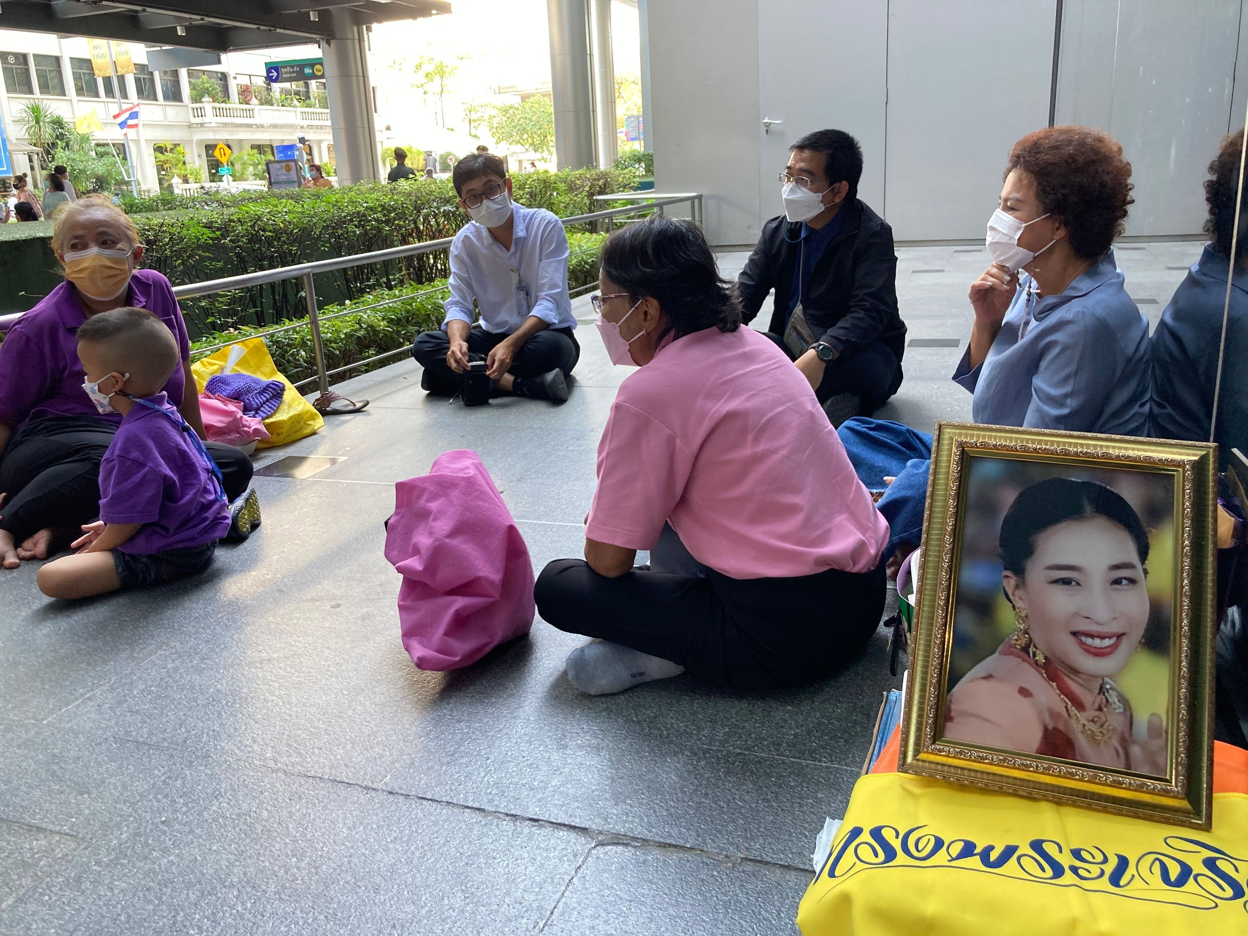 Vor dem King Chulalongkorn Memorial Hospital in Bangkok warten Menschen auf Neuigkeiten zum Zustand von Prinzessin Bajrakitiyabha.