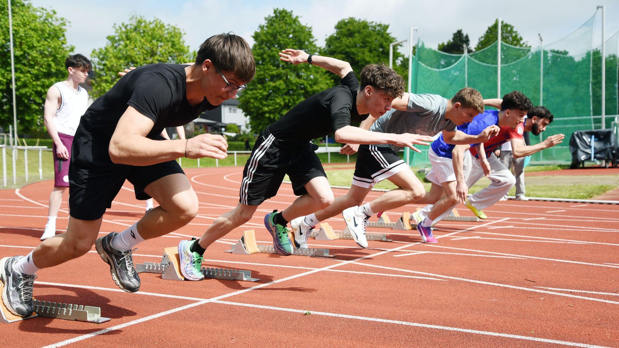 Fünf Jungs starten aus dem Startblock.