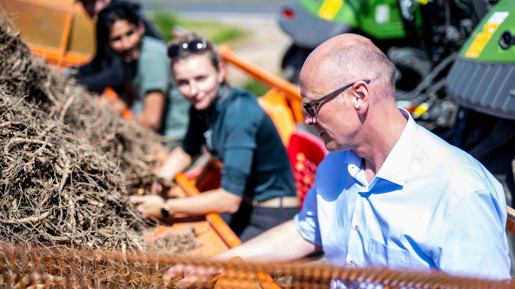 Das Bild zeigt den Bad Münstereifeler Verwaltungschef auf dem Aufbau am Traktor.