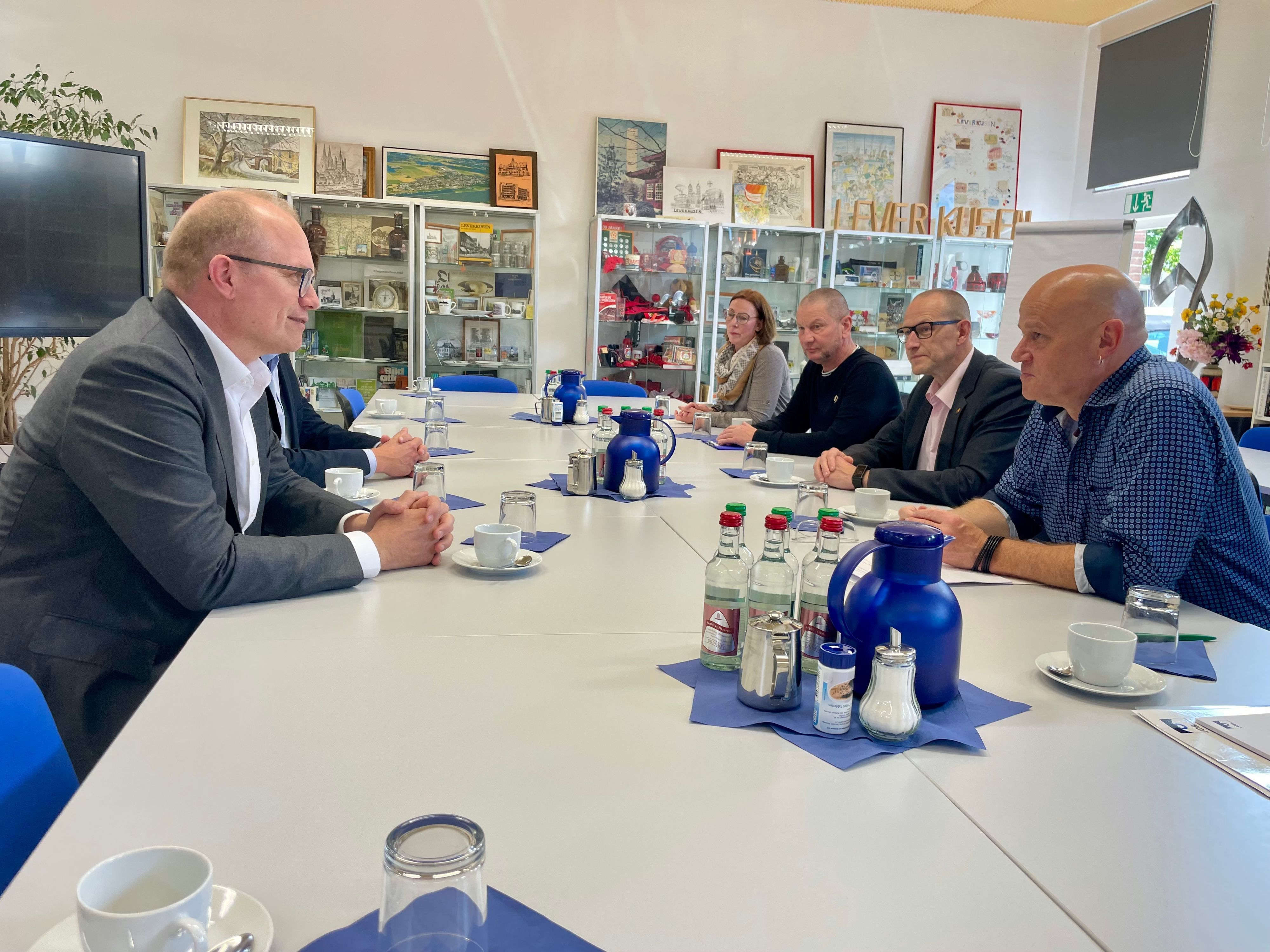 Geschäftsführer Thomas Schorn (r.) berichtete Jochen Ott (l.), SPD-Spitzenkandidat für die Landtagswahl 2027, in Opladen von den JSL-Projekten.