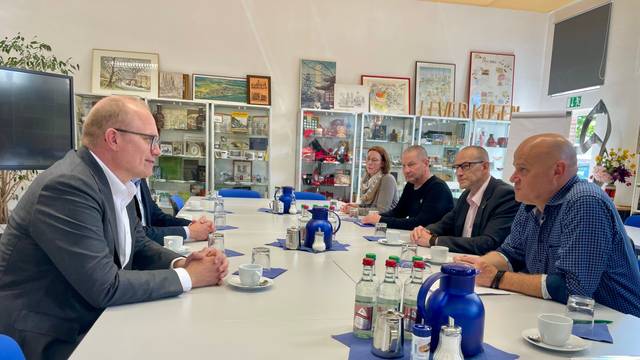 Geschäftsführer Thomas Schorn (r.) berichtete Jochen Ott (l.), SPD-Spitzenkandidat für die Landtagswahl 2027, in Opladen von den JSL-Projekten.