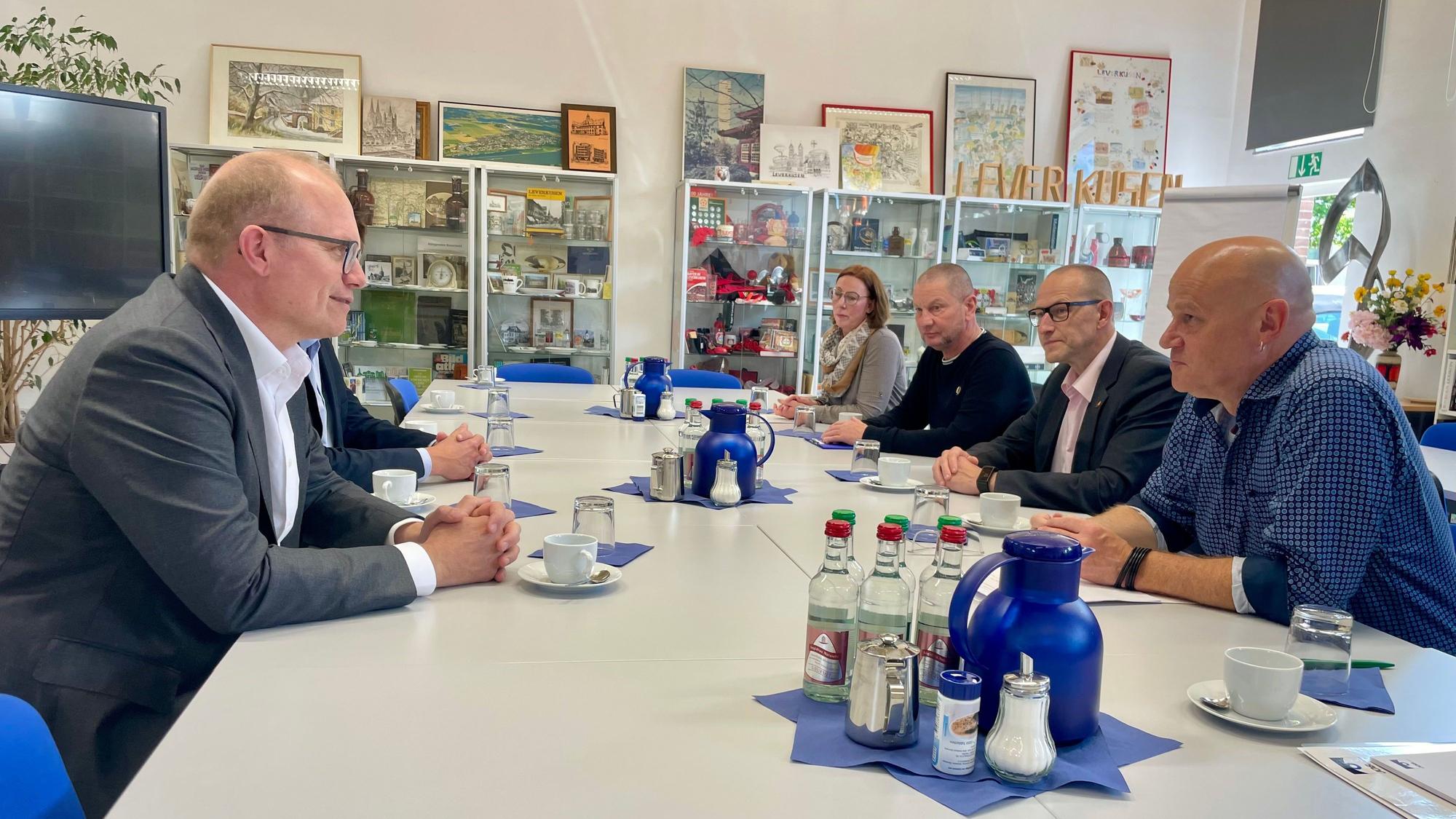 Geschäftsführer Thomas Schorn (r.) berichtete Jochen Ott (l.), SPD-Spitzenkandidat für die Landtagswahl 2027, in Opladen von den JSL-Projekten.