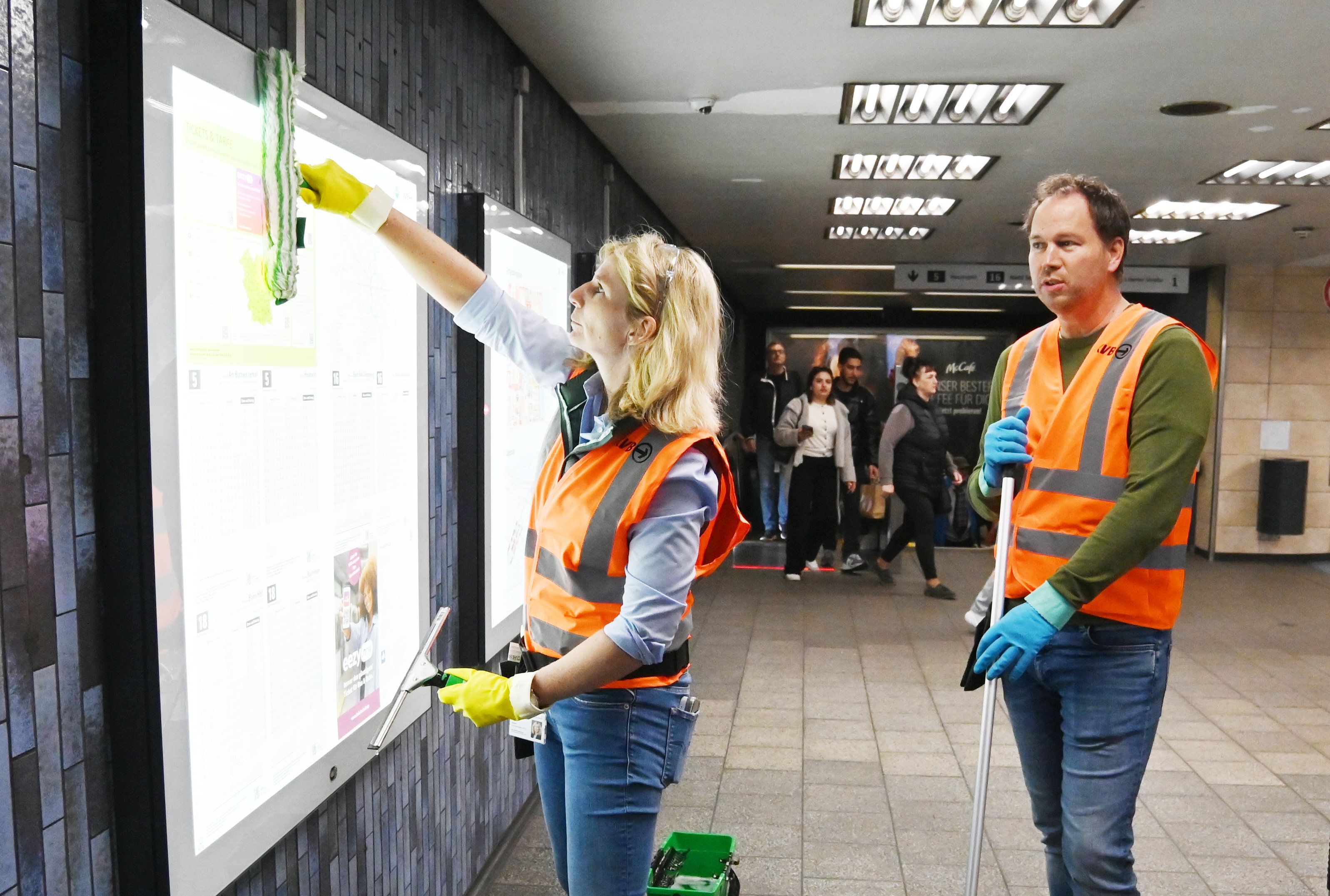 21.05.2026 Köln. Die Deutsche Bahn veranstaltet ihre Aktion „Frühjahrsputz“ im Kölner Hauptbahnhof. Die Maßnahme findet derzeit auch in zahlreichen anderen Bahnhöfen statt. In Köln sind Bahn, KVB, AWB und der Oberbürgermeister mit dabei. Dr. Alexandra Rohlmann und Marcel Winter reinigen KVB Bereich. Foto: Alexander Schwaiger