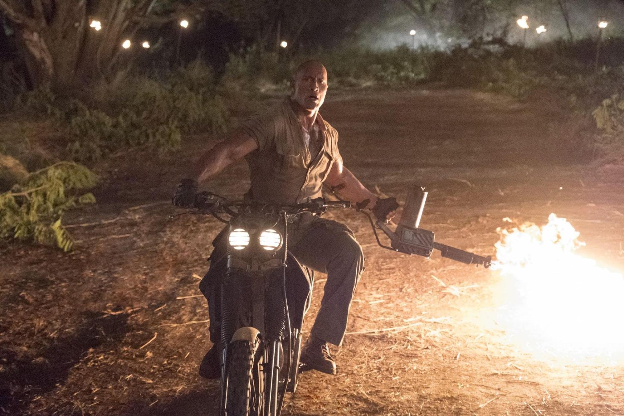 Im Körper von Dwayne Johnson wird auch ein schüchterner Teenager-Hänfling zum Helden. (Bild: RTL / 2017 Columbia Pictures Industries, Inc.)