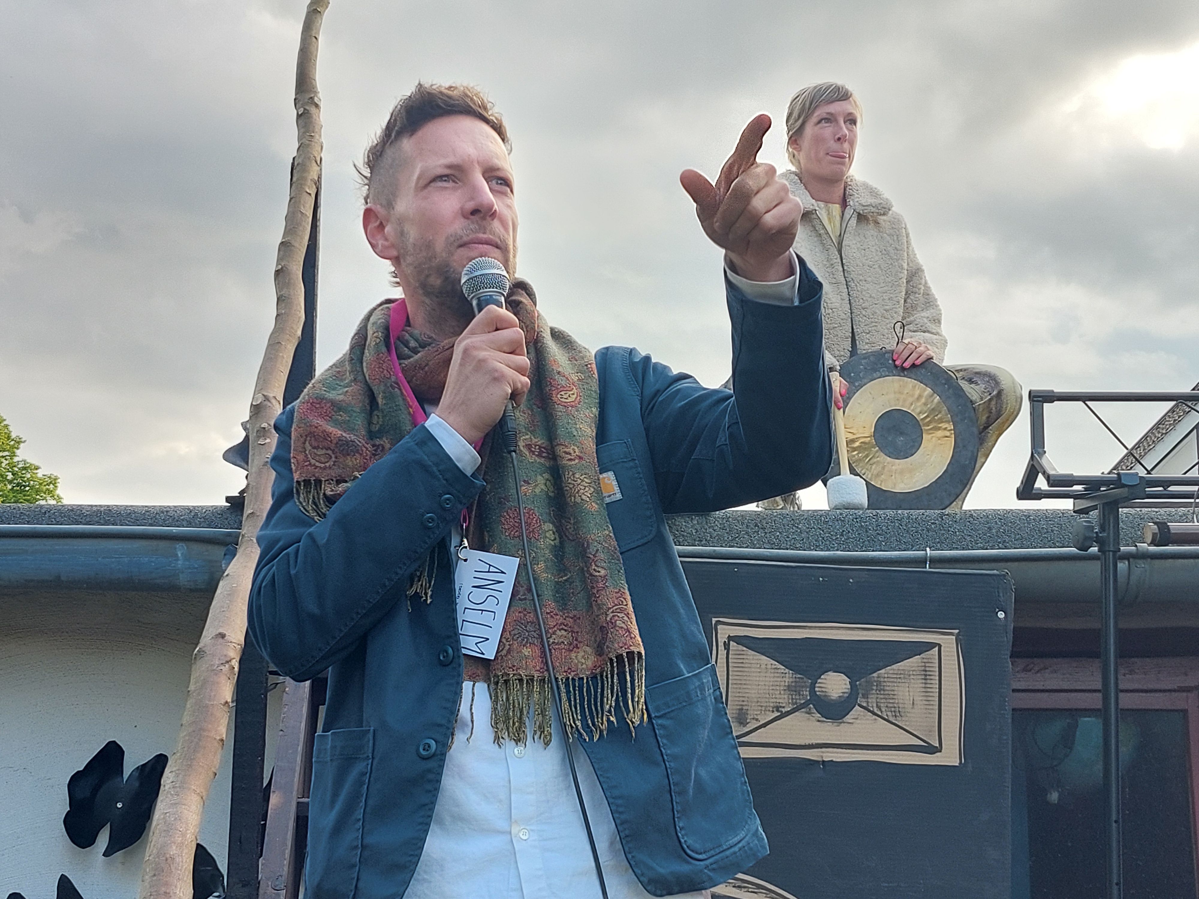 Stadt-Land-Fluss in Windeck
: Festivaldirektorin Anna Mauersberger und Anselm Sellen, Quartiersmanager der Gemeinde Windeck bei der Festival-Eröffnung im vergangenen Jahr.