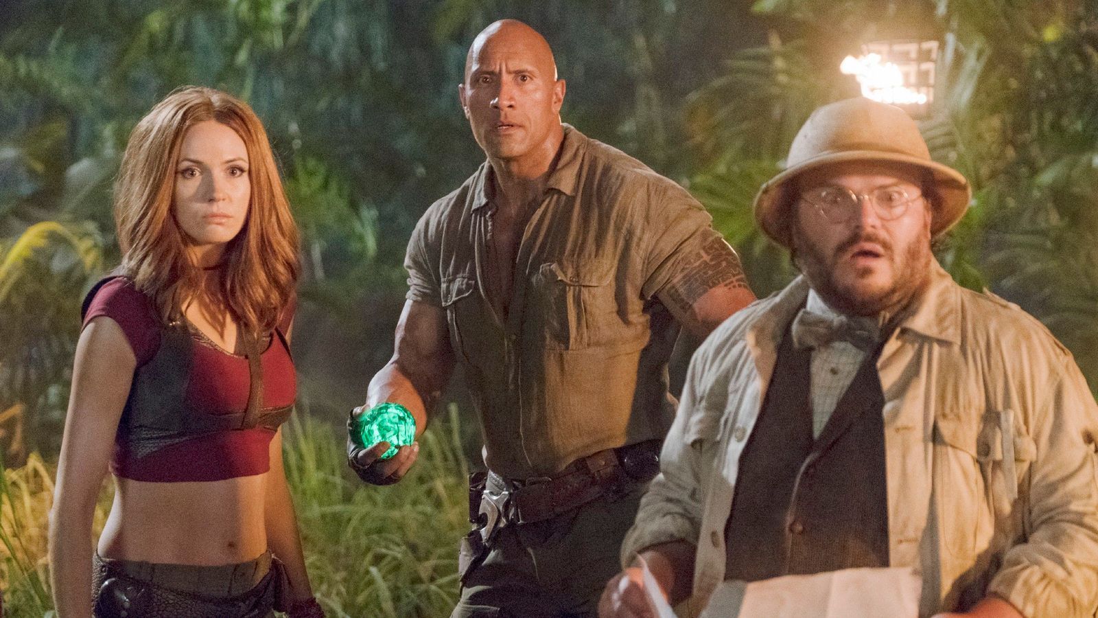 Im Dschungel lauern viele Gefahren auf Ruby Roundhouse (Karen Gillan), Dr. Smolder Bravestone (Dwayne Johnson) und Professor Shelly Oberon (Jack Black, rechts). (Bild: RTL / 2017 Columbia Pictures Industries, Inc.)