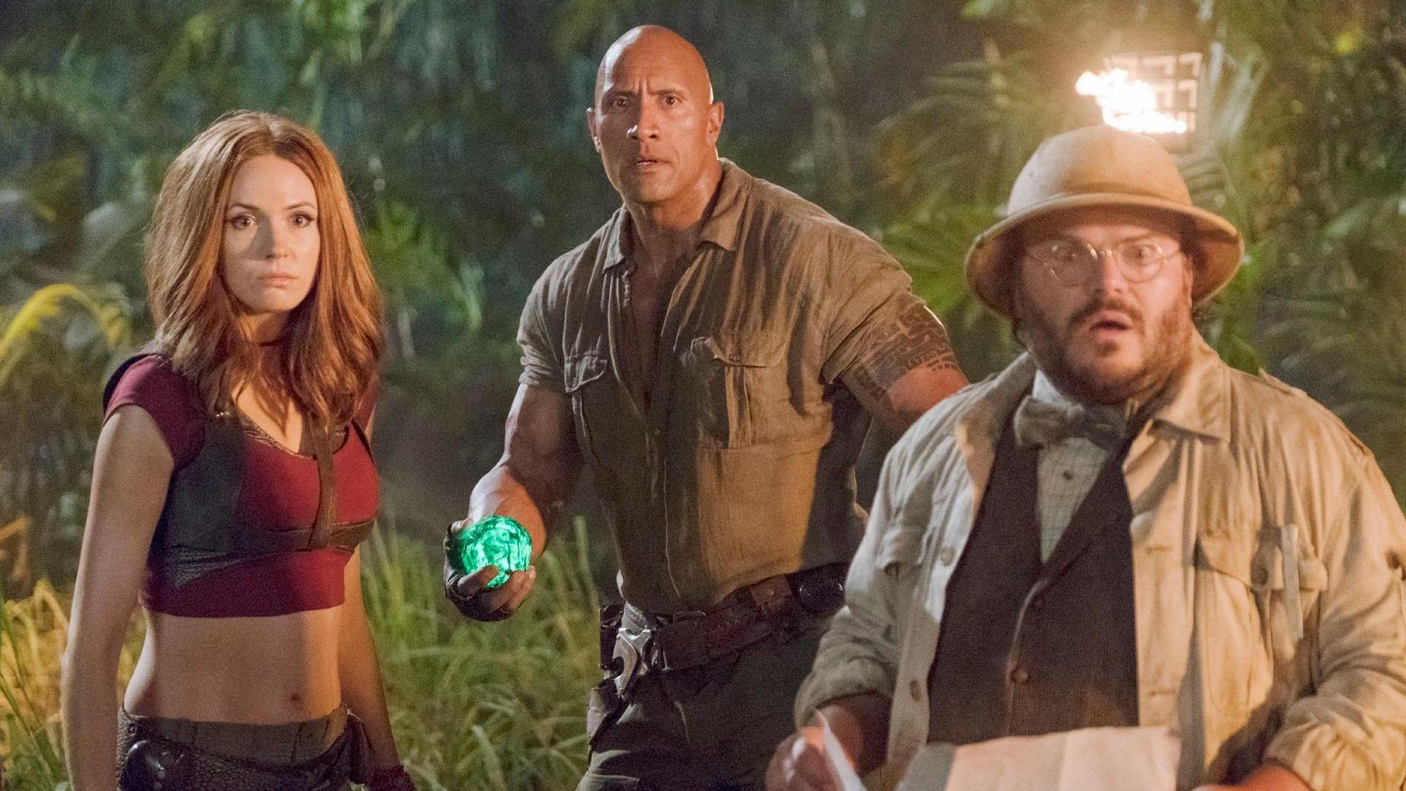Im Dschungel lauern viele Gefahren auf Ruby Roundhouse (Karen Gillan), Dr. Smolder Bravestone (Dwayne Johnson) und Professor Shelly Oberon (Jack Black, rechts). (Bild: RTL / 2017 Columbia Pictures Industries, Inc.)