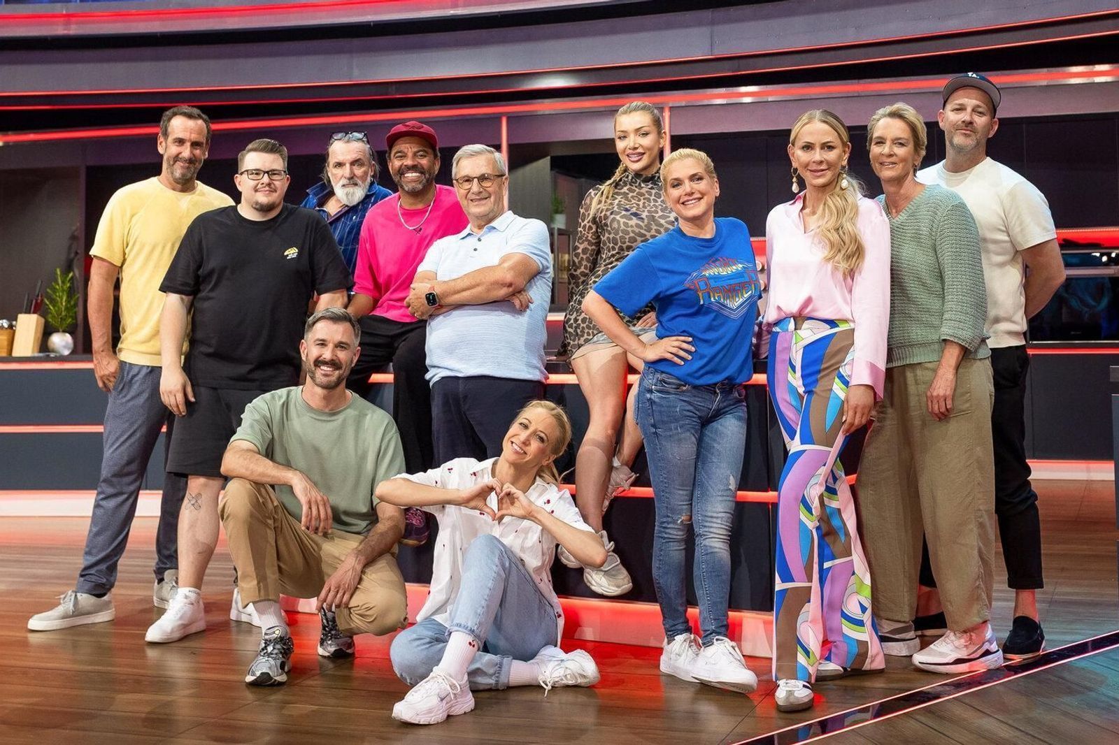 „Schade, dass es schon voirbei ist“: Die Teilnehmer der ersten Staffel von „Promi Taste“ wurden zu einer verschworenen Einheit.  (Bild: Joyn/Benedikt Müller)