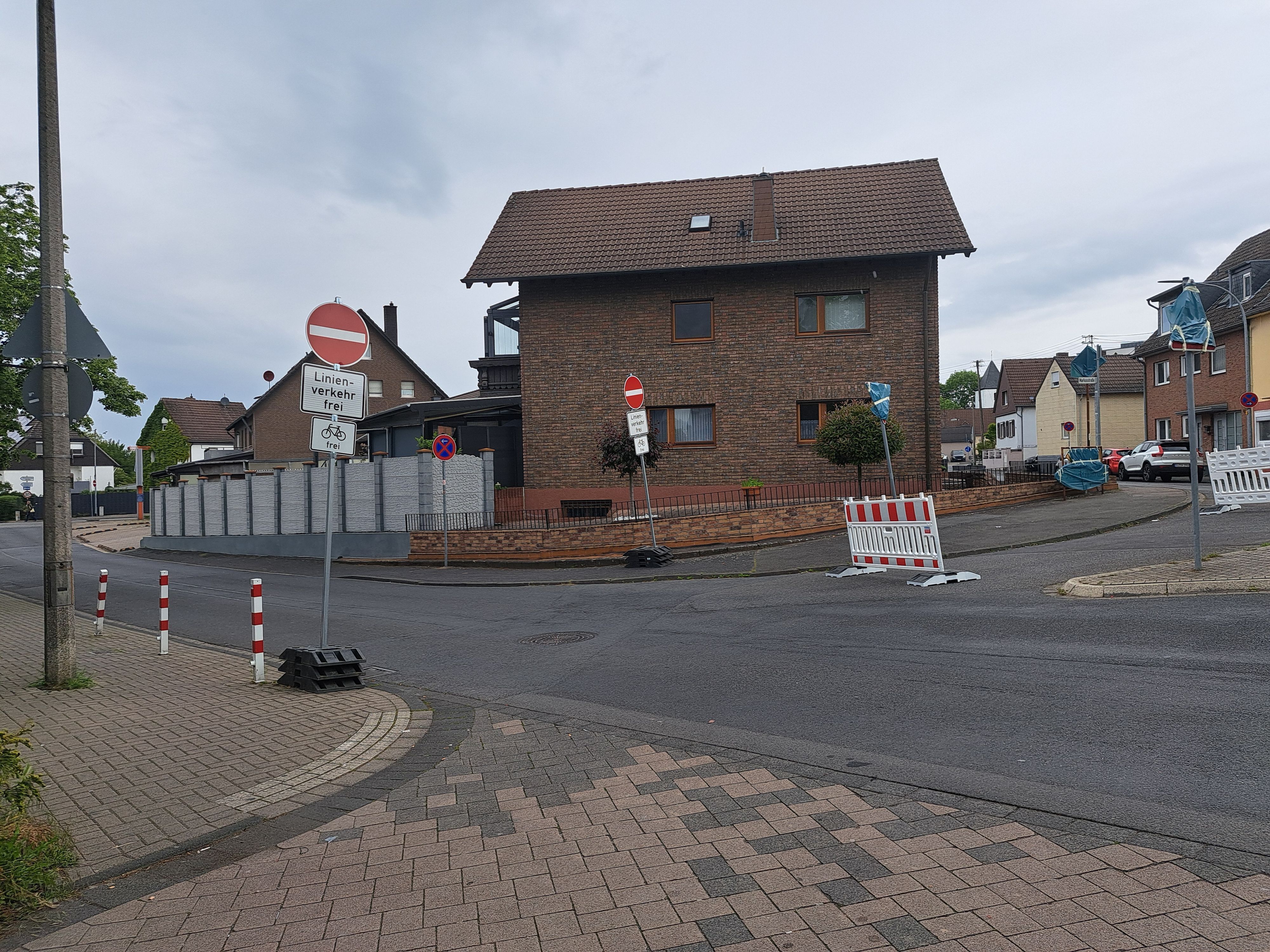 Beim Verkehrsversuch in Niederkassel-Ranzel wurden mehrere Straßen zu Einbahnstraßen gemacht. Das stößt auf Kritik.