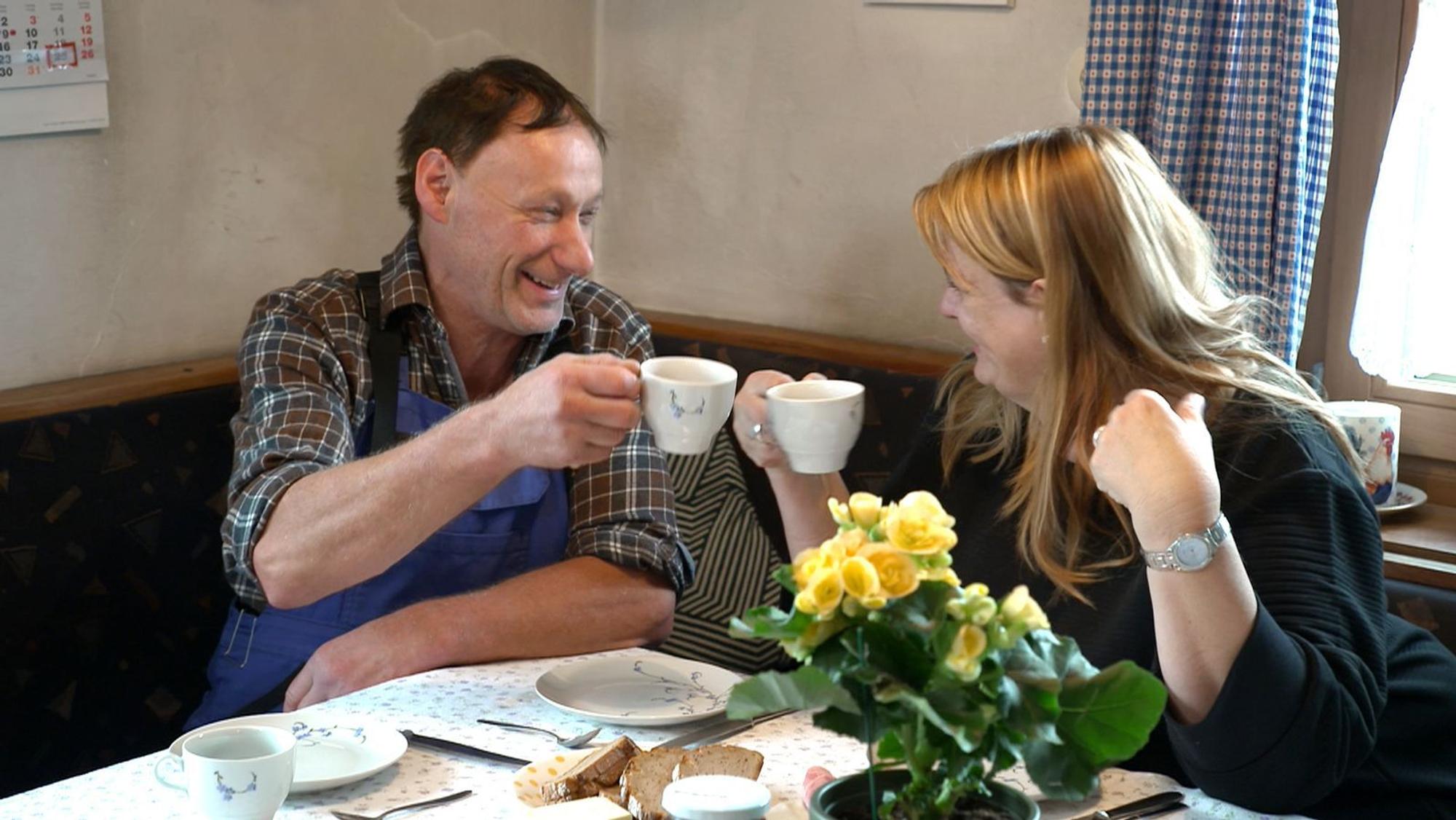 Franz trinkt Kaffee mit Poszustellerin Simone. (Bild: RTL)
