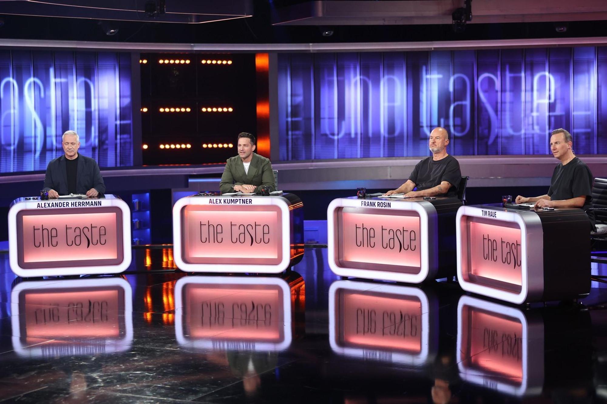 „Ein tolles Finale, drei Löffel auf Augenhöhe“, lobte Alexander Herrmann (links) die Finalleistungen. Auch seine Kollegen Tim Raue, Frank Rosin und Alexander Kumptner (von rechts) waren zufrieden. (Bild: Joyn/Benedikt Müller)