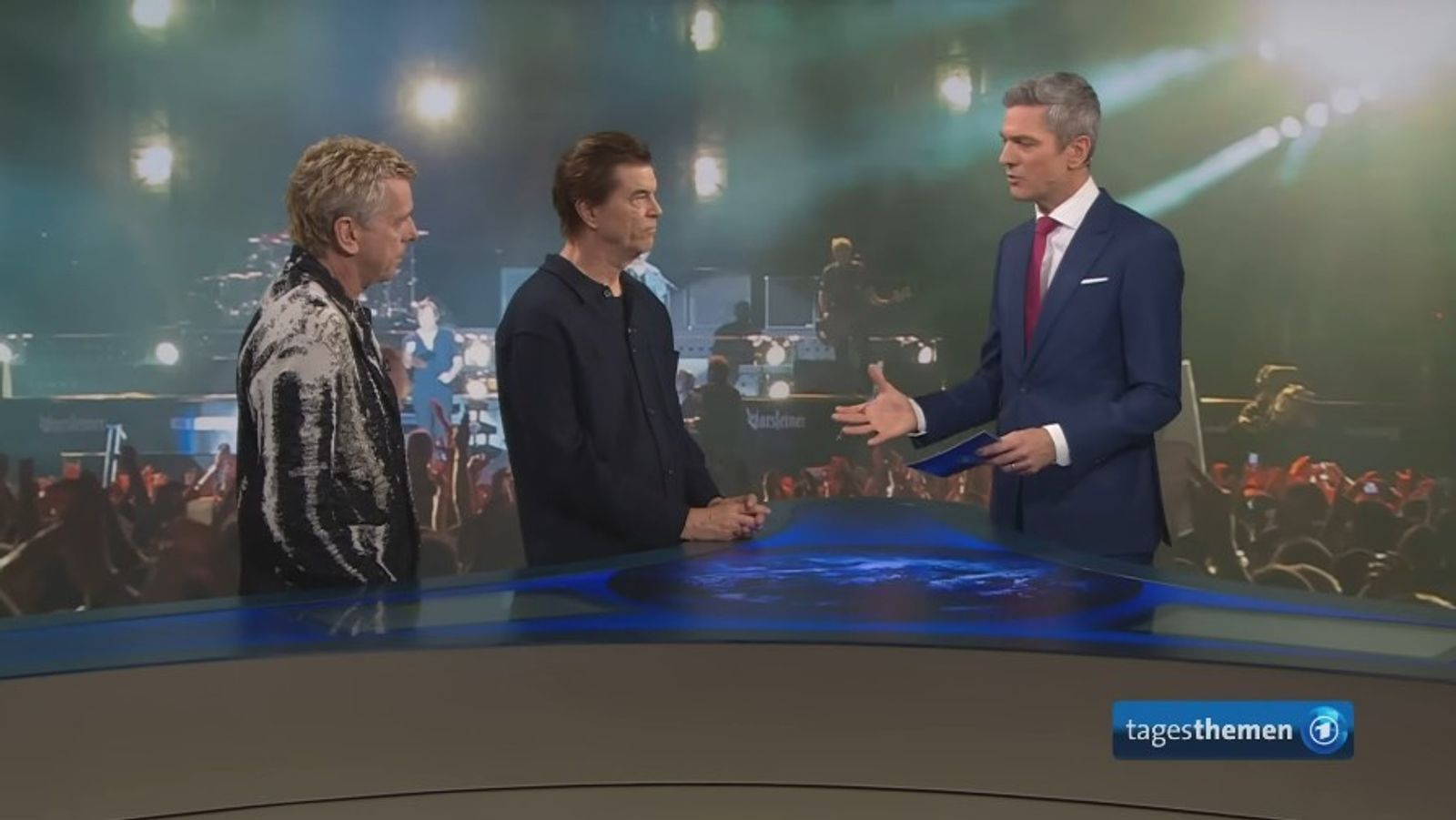 In den „tagesthemen“ hat Ingo Zamperoni (r.) mit dem Bassisten Andi Meurer (l.) und Sänger Campino gesprochen.  (Bild: ARD)